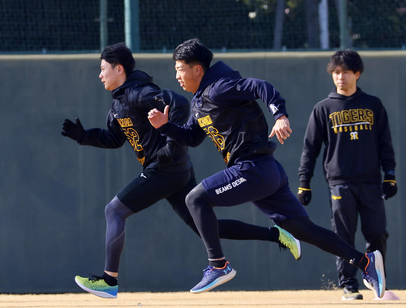 ダッシュを競う山田（左）と百崎（撮影・藤尾明華）