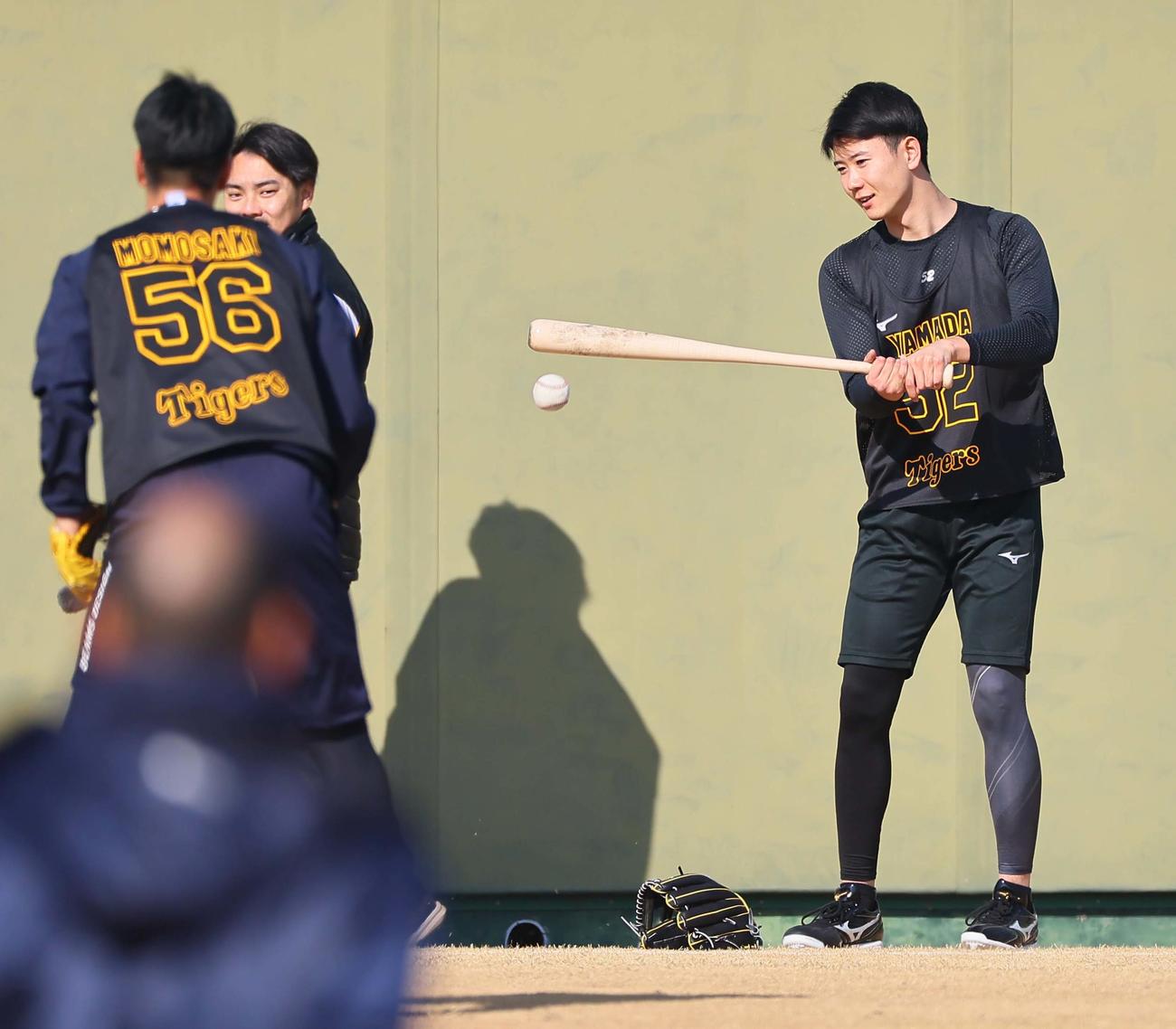 トスバッティングをするドラフト3位の山田（撮影・上田博志）