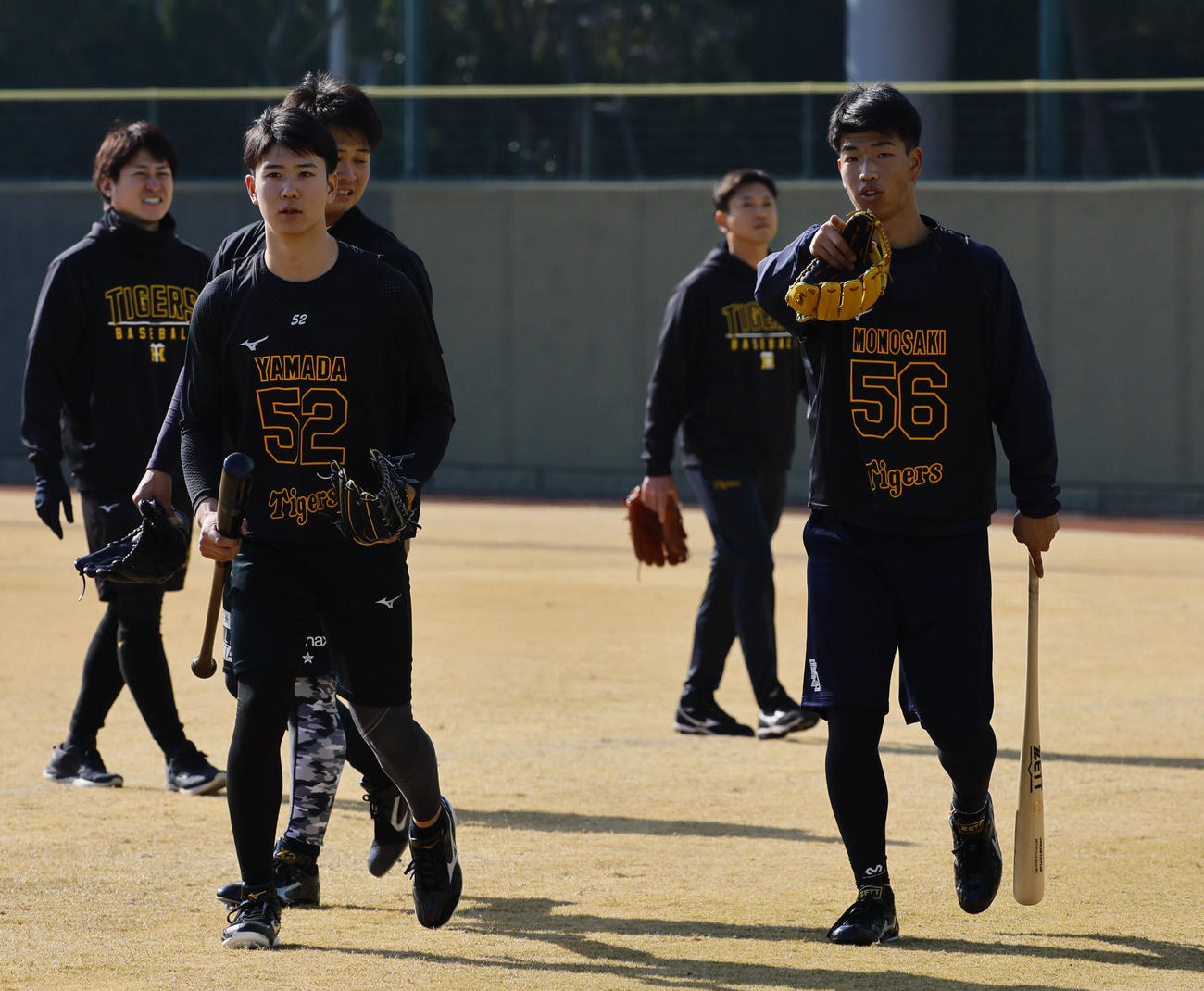 新人合同自主トレでトス打撃を終えた山田（左から2人目）と百崎（右）（撮影・藤尾明華）
