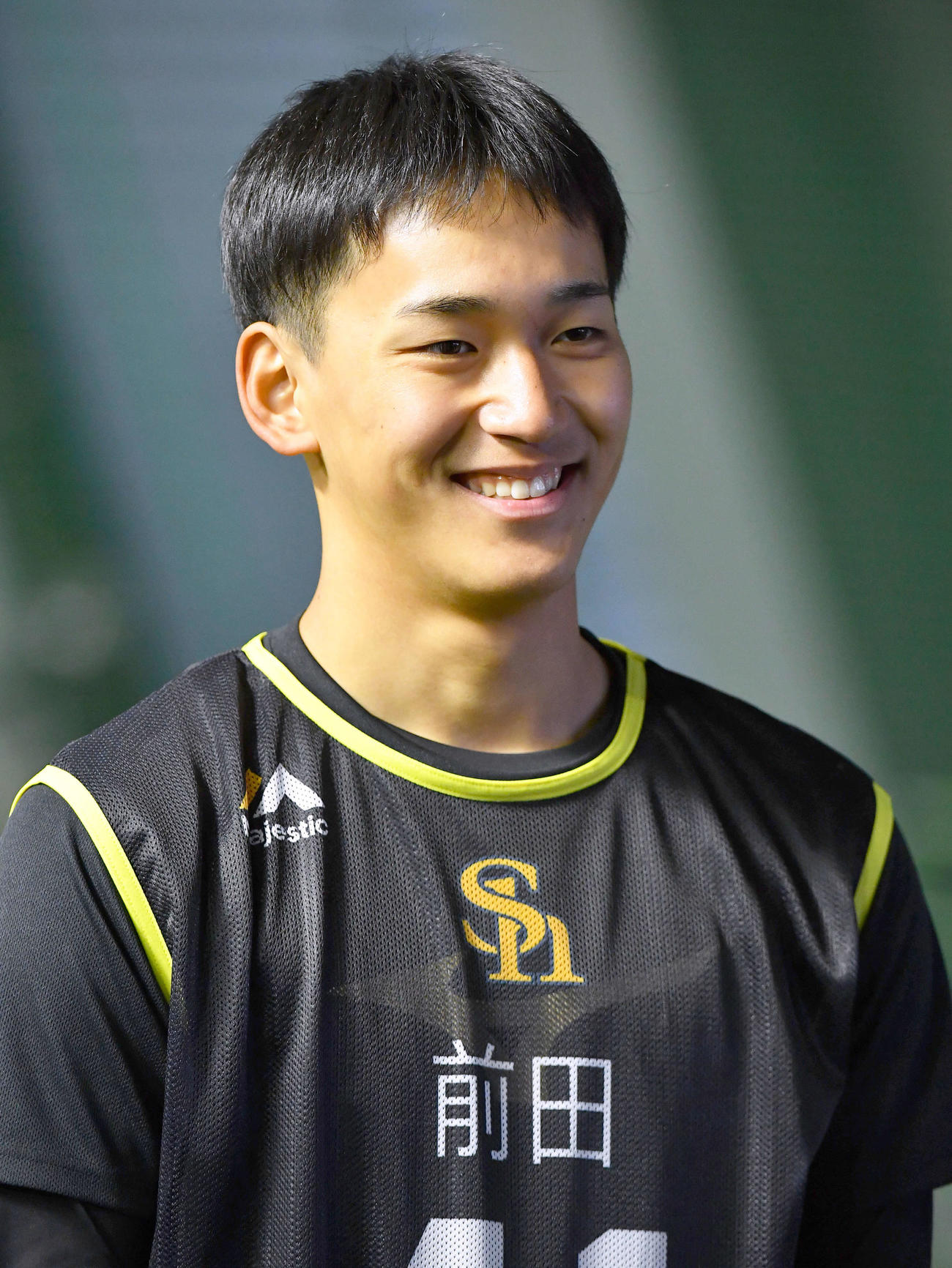 新人合同自主トレ初日を終え、笑顔で取材を受ける前田悠（撮影・岩下翔太）