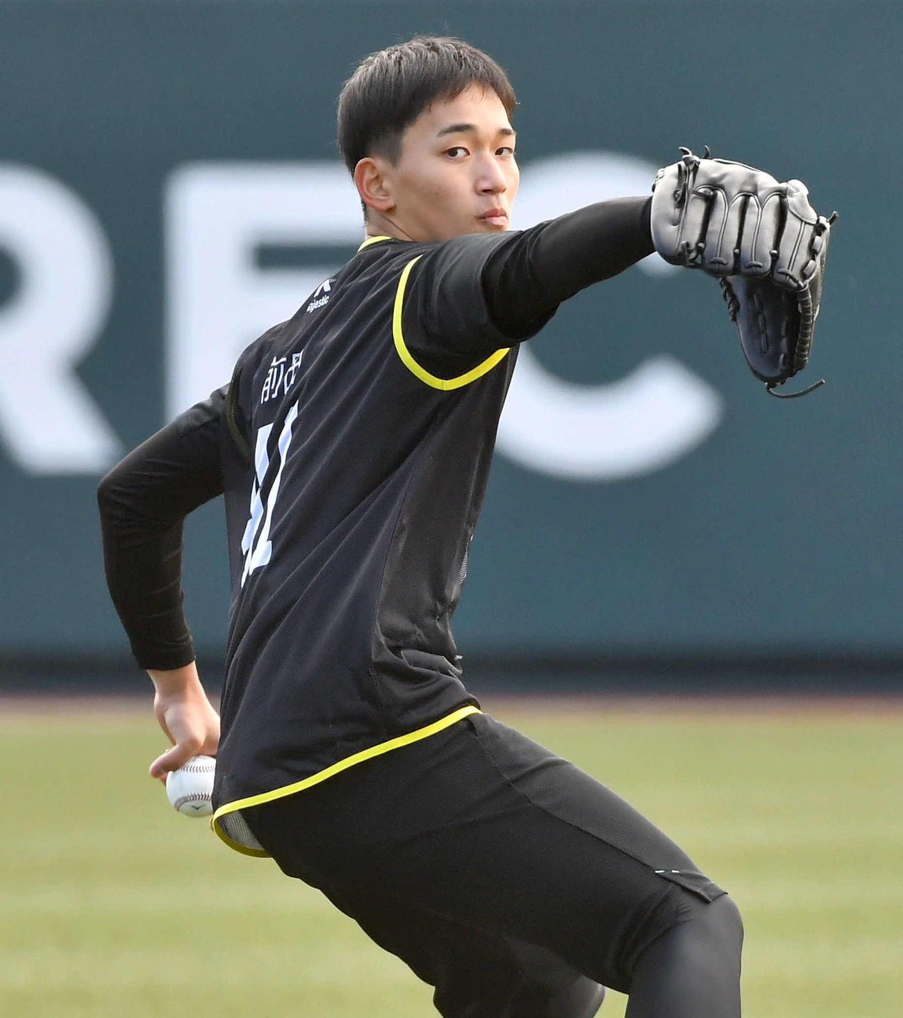 キャッチボールを行う前田悠（撮影・岩下翔太）