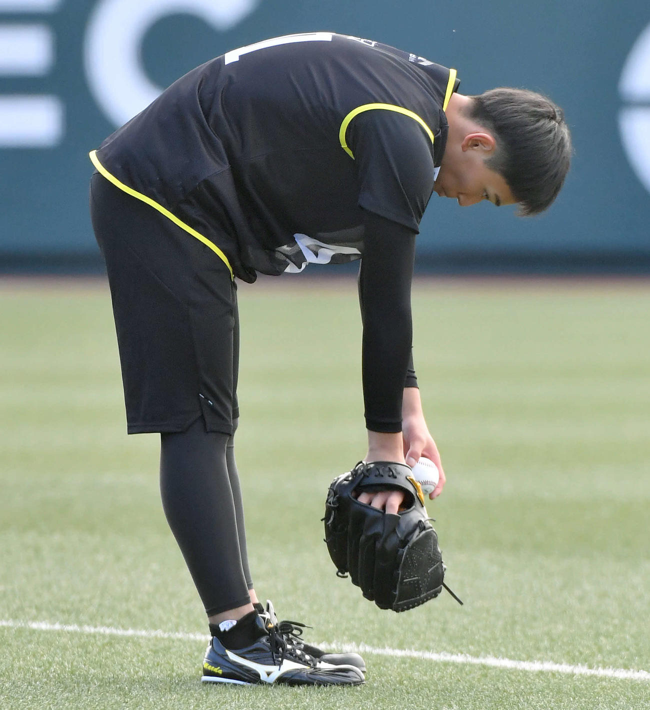 キャッチボールの合間に肩をほぐす前田悠（撮影・岩下翔太）