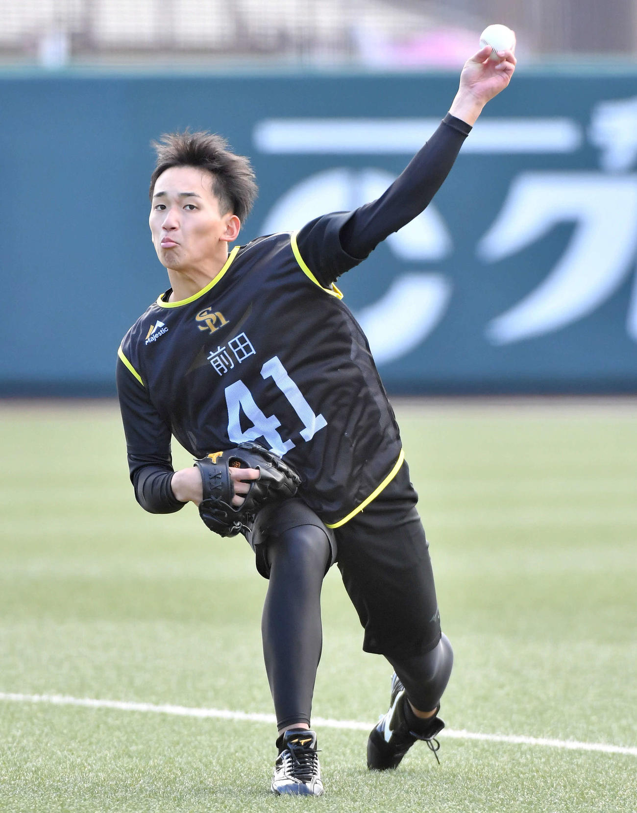 キャッチボールを行う前田悠（撮影・岩下翔太）