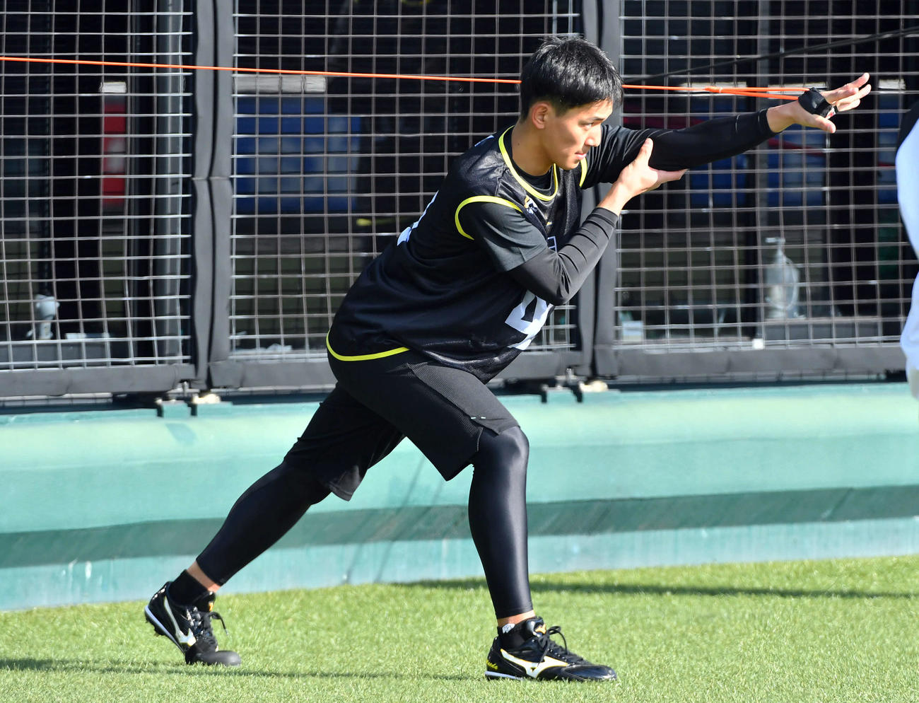 チューブトレを行う前田悠（撮影・岩下翔太）