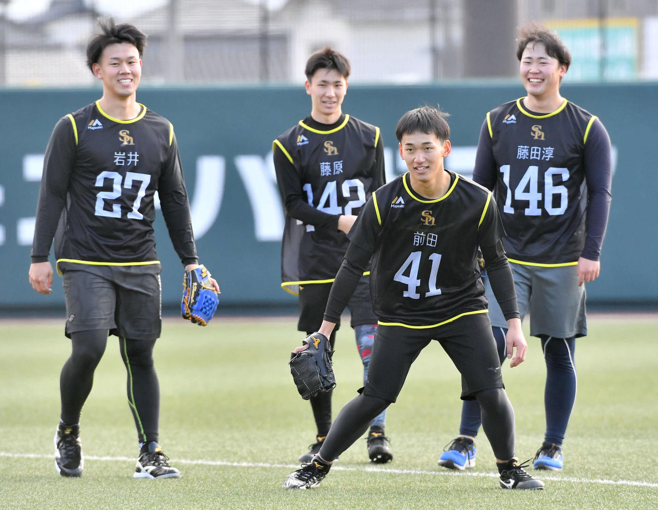 新人合同自主トレでノックを受ける、左から岩井、藤原、前田悠、藤田淳（撮影・岩下翔太）