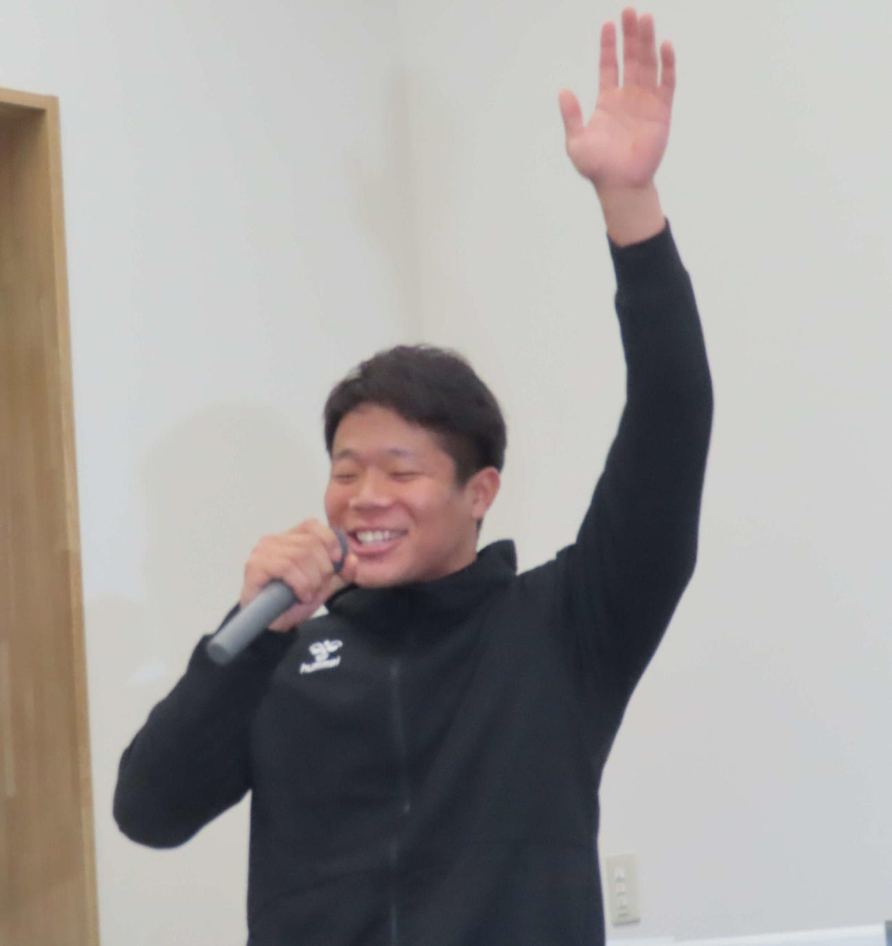 新人研修での疑似ヒーローインタビューで絶叫した巨人佐々木（撮影・黒須亮）