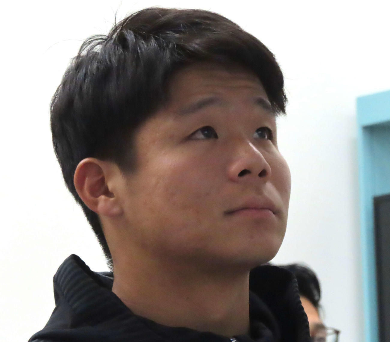 新人研修に耳を傾ける巨人佐々木（撮影・黒須亮）