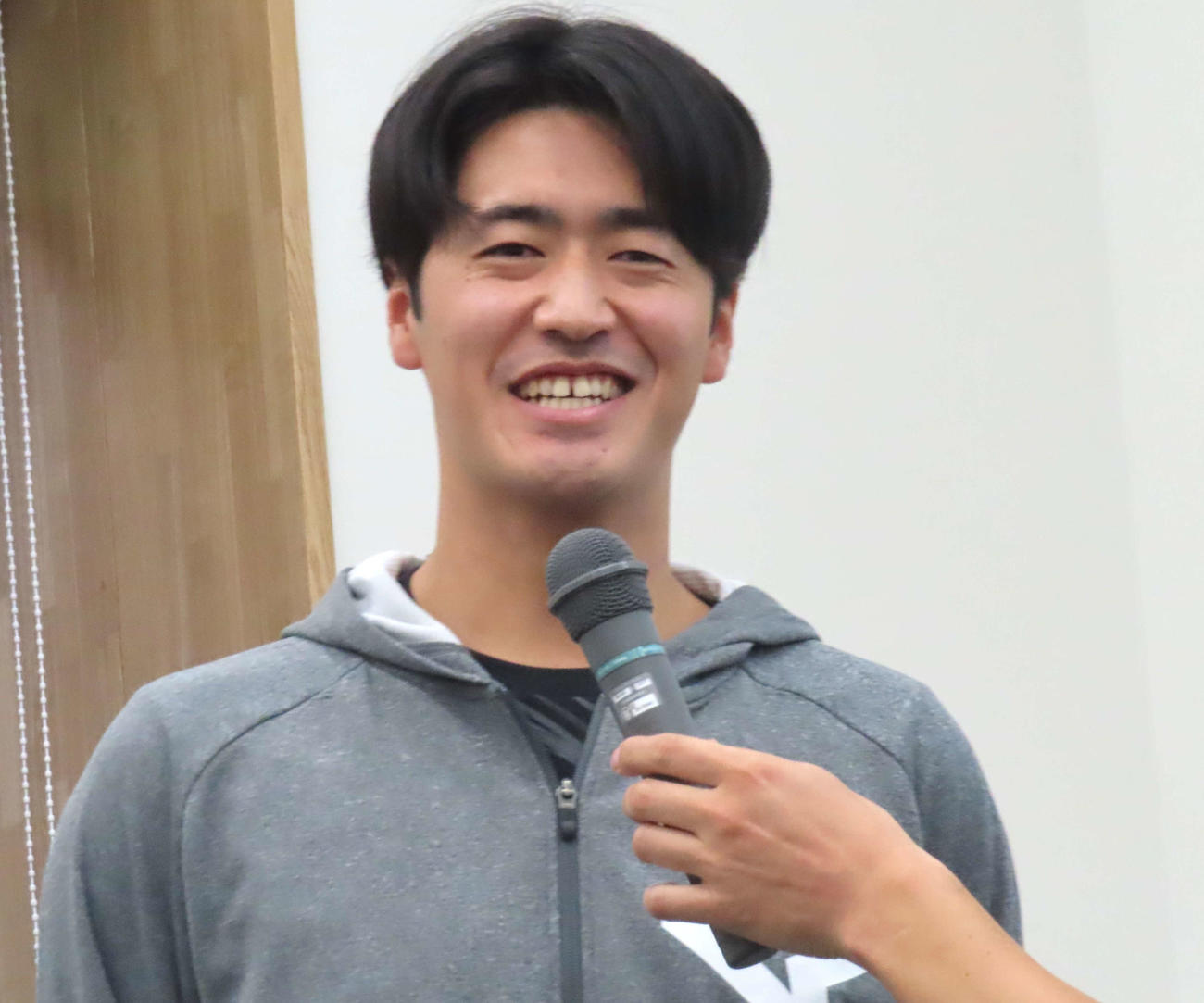 新人研修で疑似ヒーローインタビューを体験した巨人西舘（撮影・黒須亮）