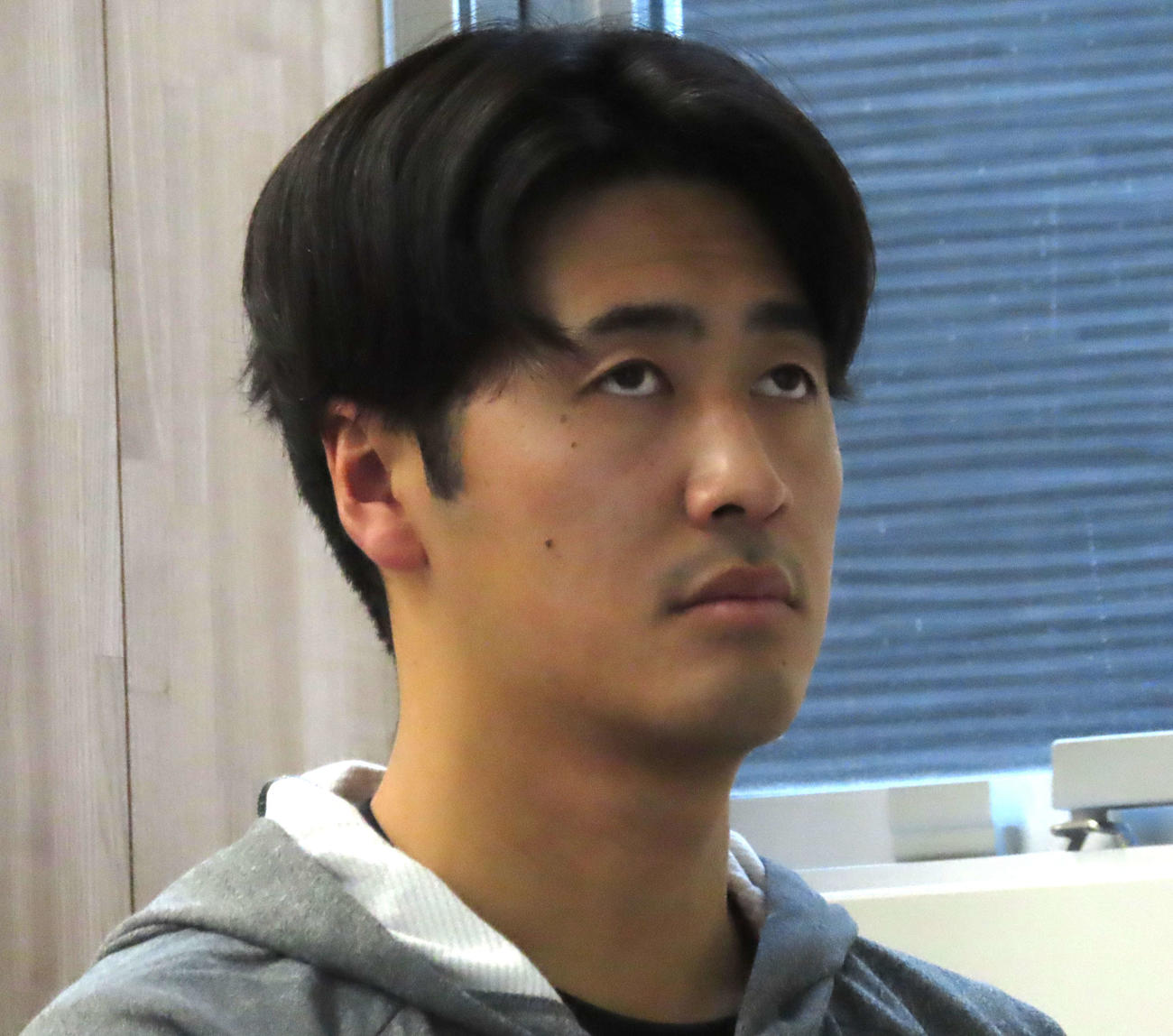 新人研修に耳を傾ける巨人西舘（撮影・黒須亮）