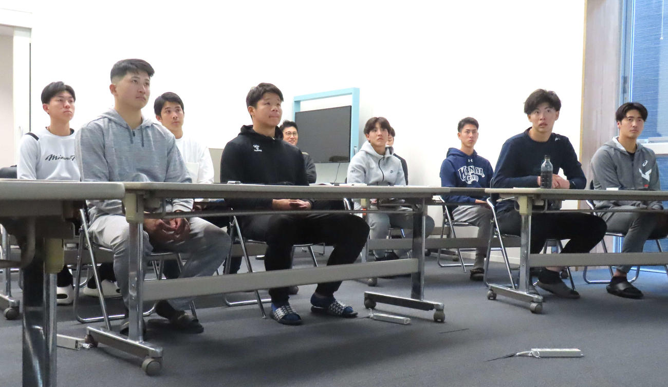 新人研修に耳を傾ける巨人西舘（右端）ら新人選手（撮影・黒須亮）