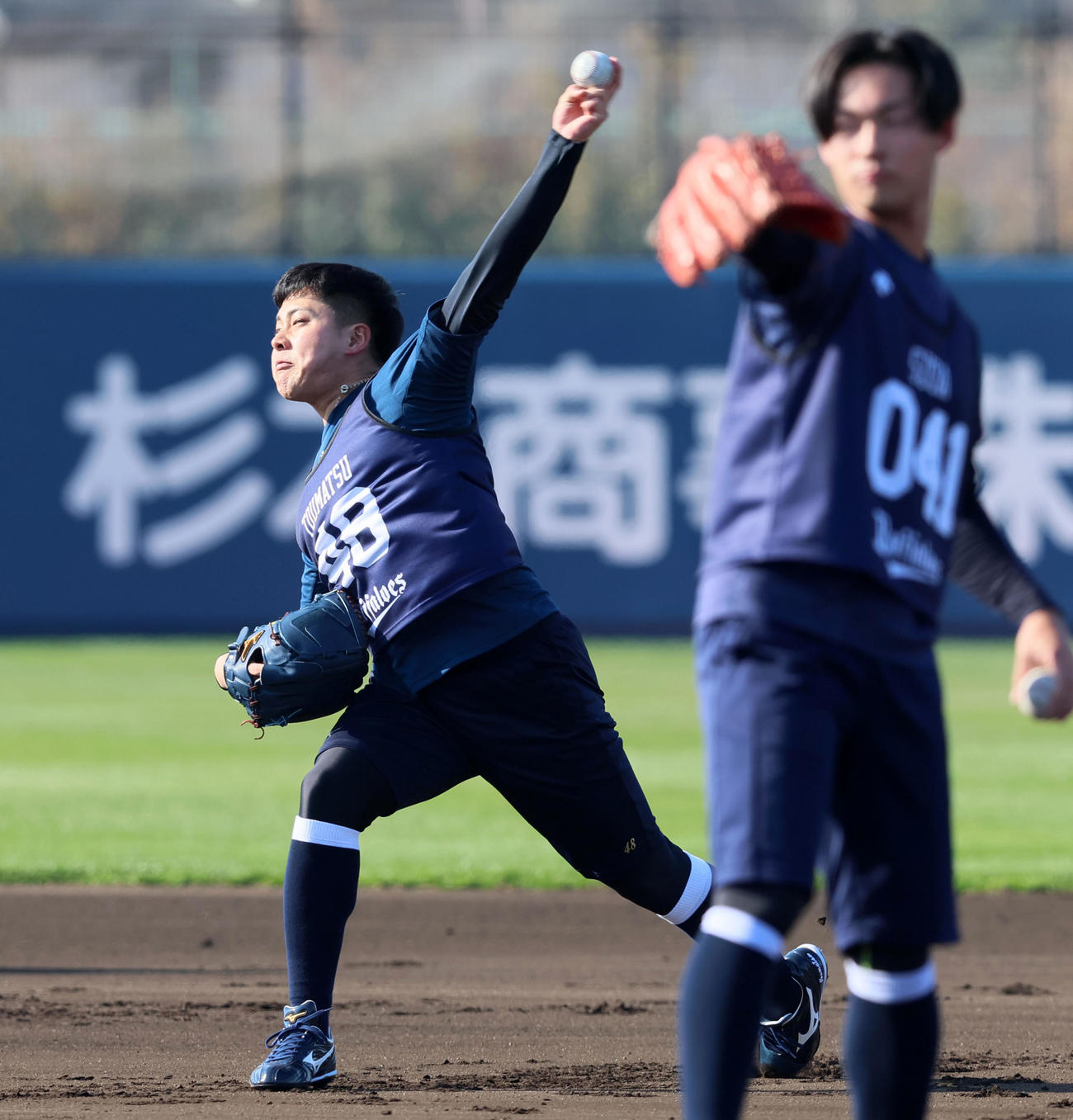 オリックス新人合同自主トレがスタートしキャッチボールする東松（撮影・加藤哉）