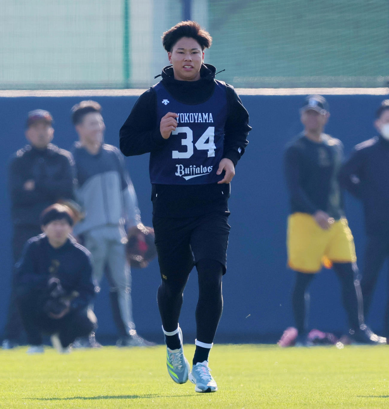 オリックス新人合同自主トレがスタートしランニングする横山聖（撮影・加藤哉）