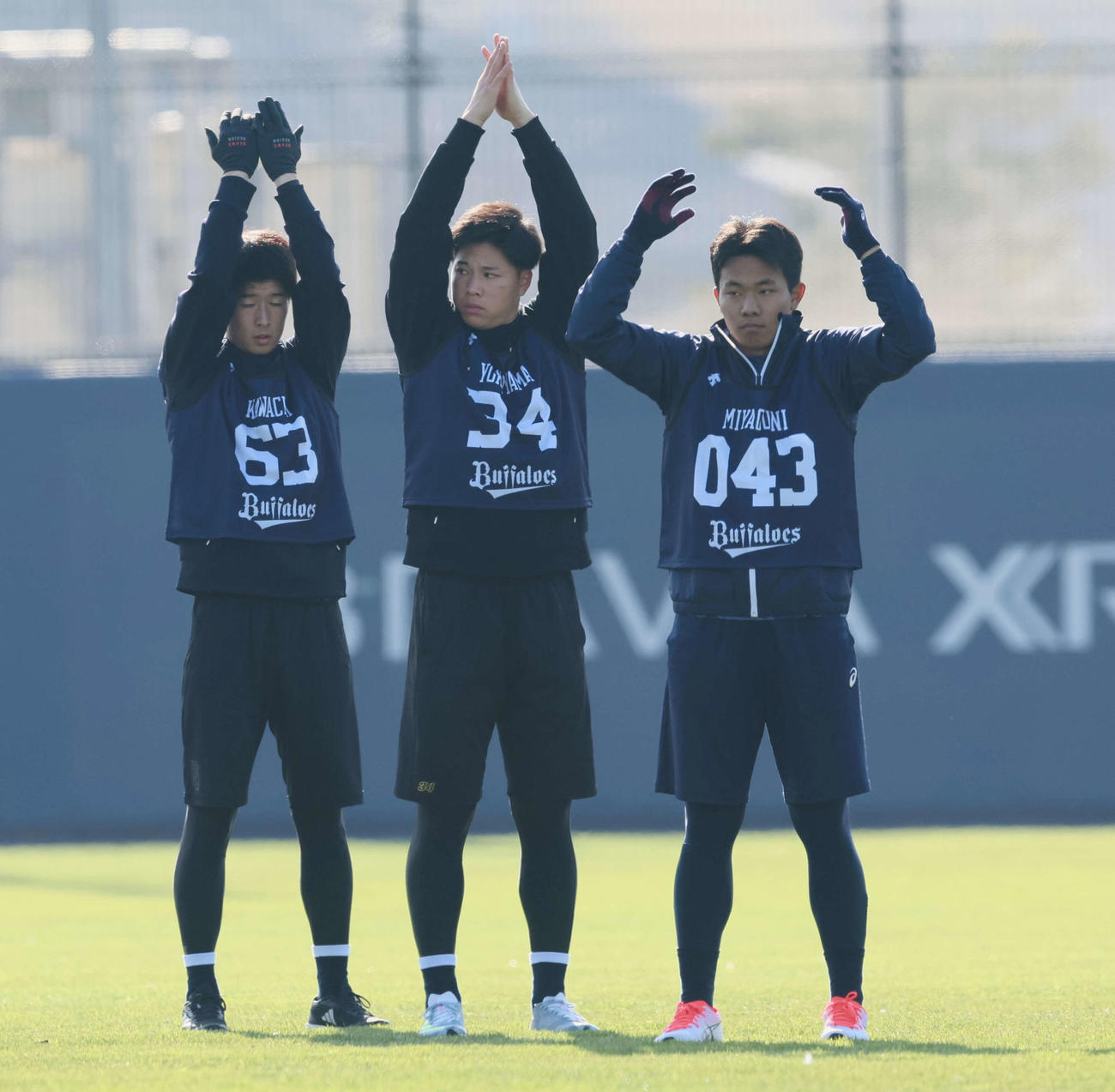 オリックスの新人合同自主トレが始まりウォーミングアップするドラフト1位の横山聖。左は河内、右は宮国（撮影・加藤哉）