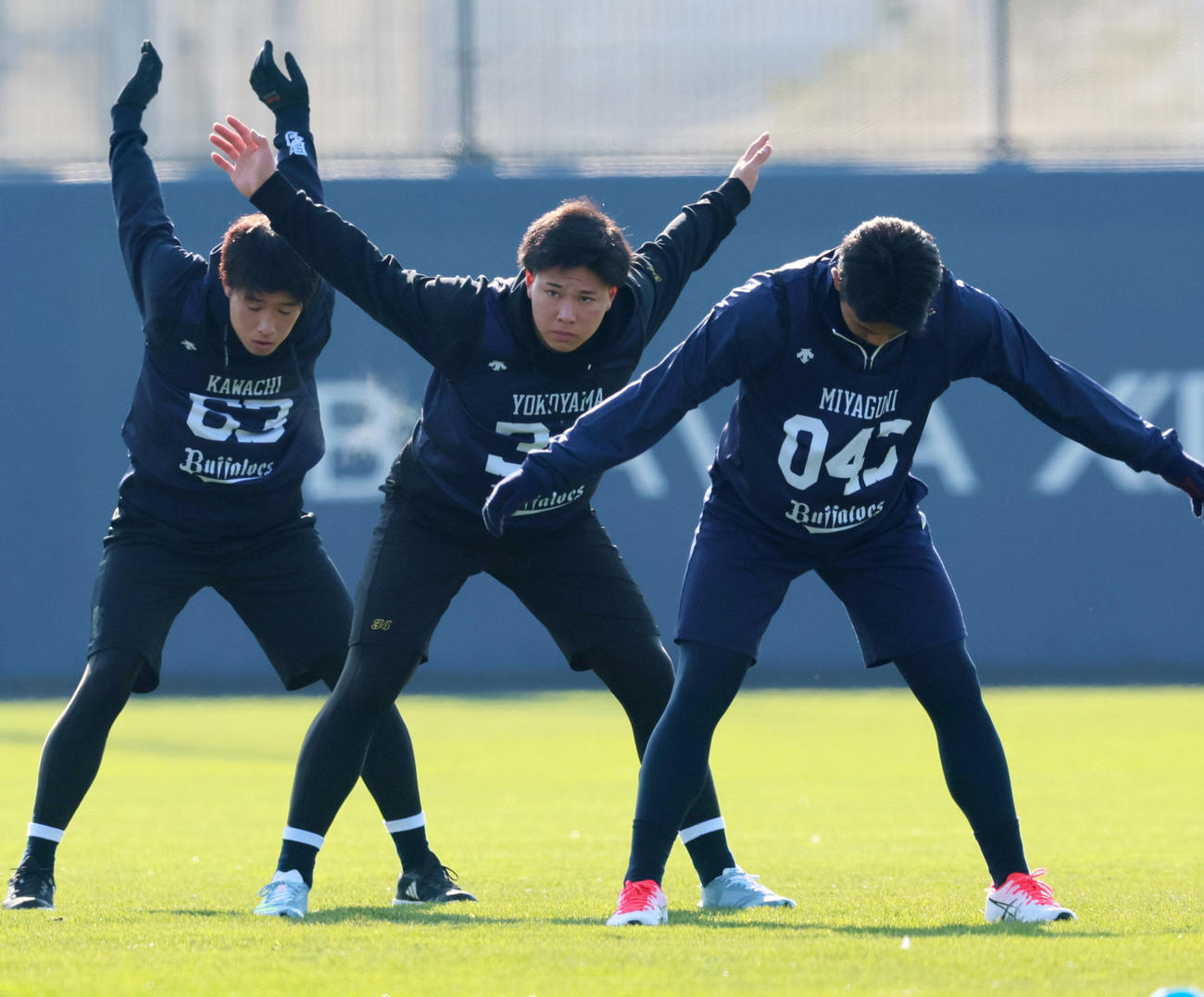 オリックス新人合同自主トレがスタートしウオーミングアップを行う左から河内、横山聖、宮国（撮影・加藤哉）