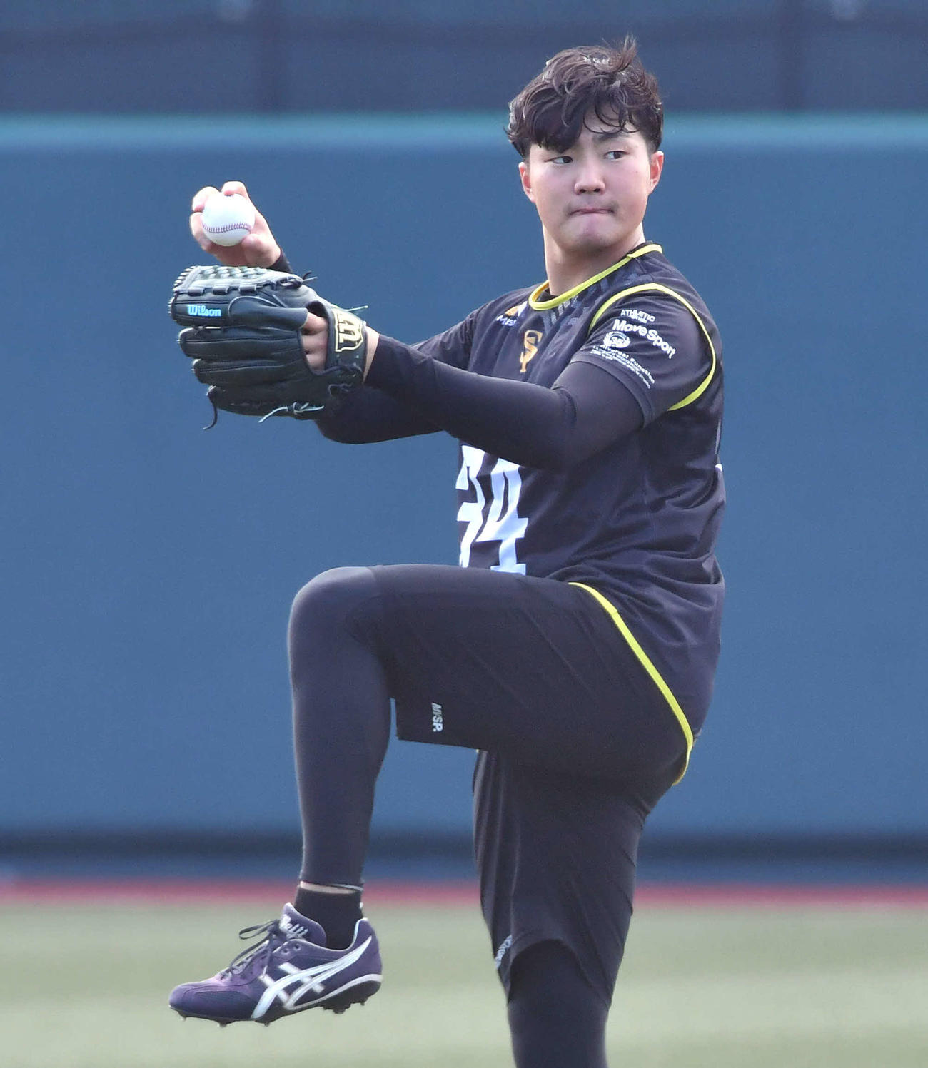 キャッチボールを行うソフトバンク村田（撮影・岩下翔太）