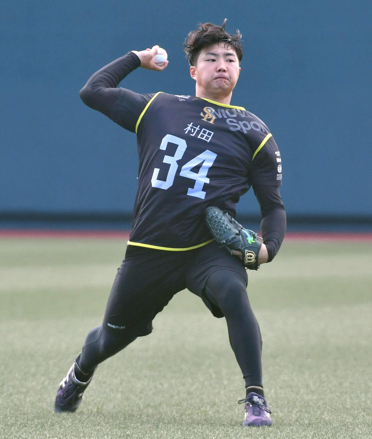 キャッチボールを行うソフトバンク村田（撮影・岩下翔太）