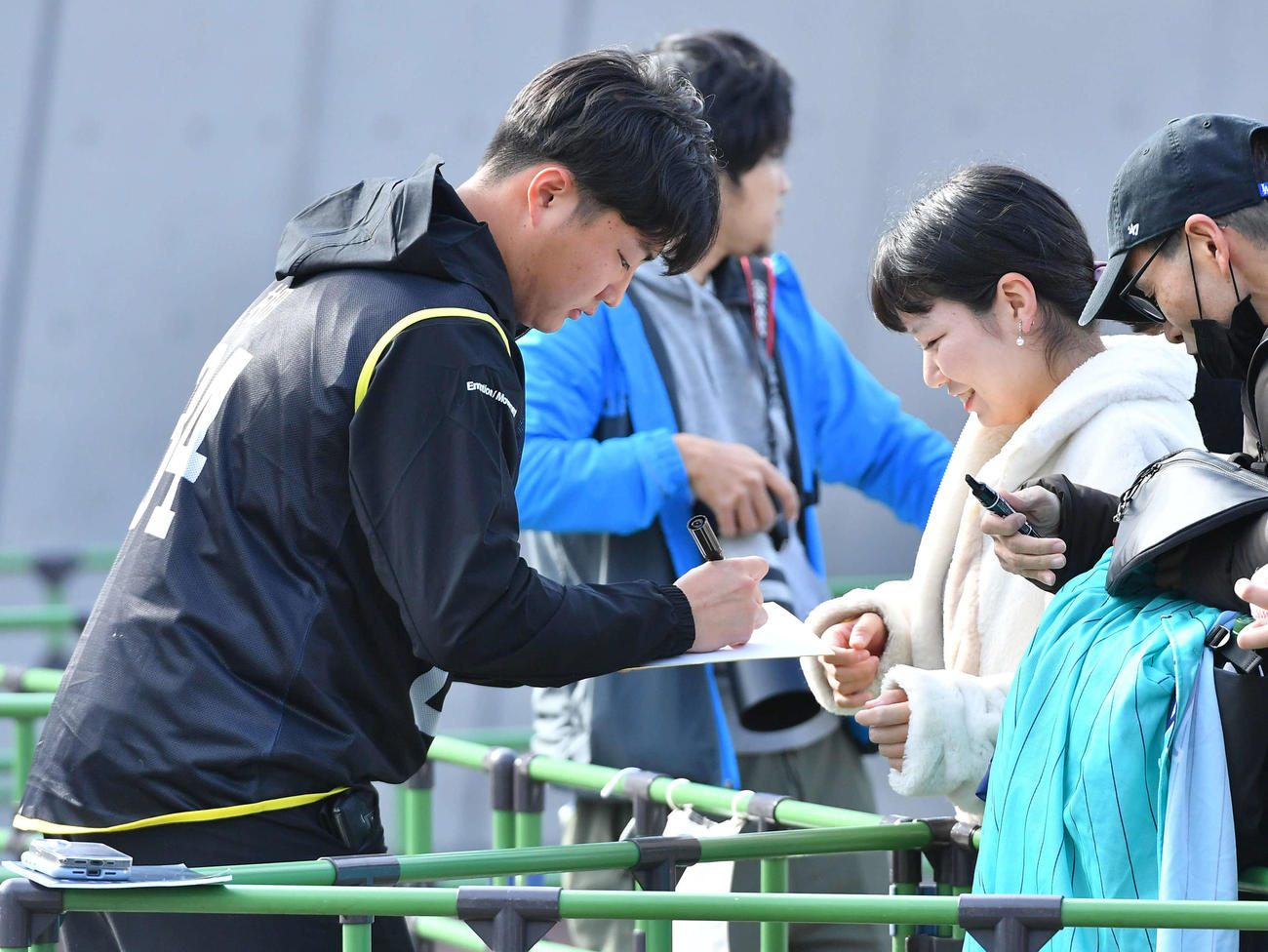 ファンにサインをするソフトバンク村田（撮影・岩下翔太）