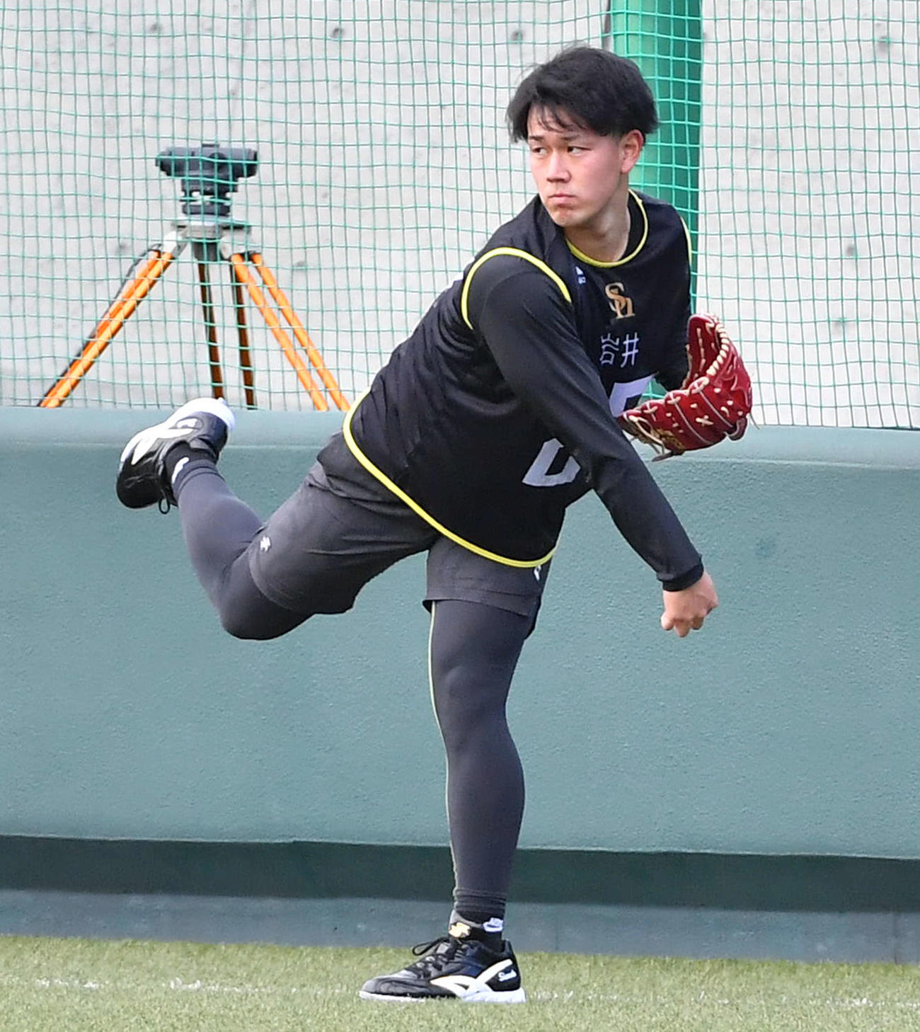 キャッチボールを行う岩井（撮影・岩下翔太）