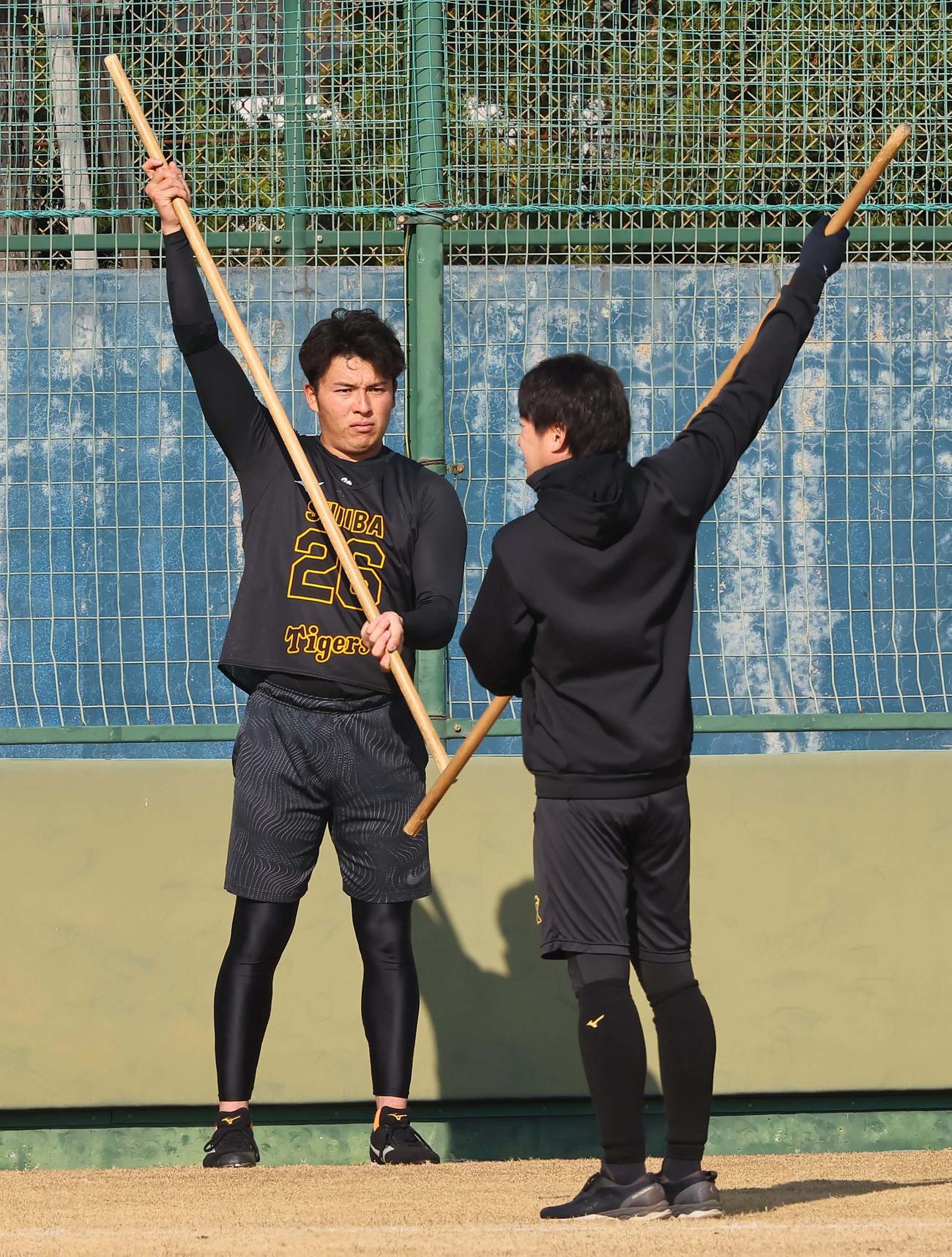 ドラフト2位の椎葉（左）は棒を使ってトレーニングをする（撮影・上田博志）