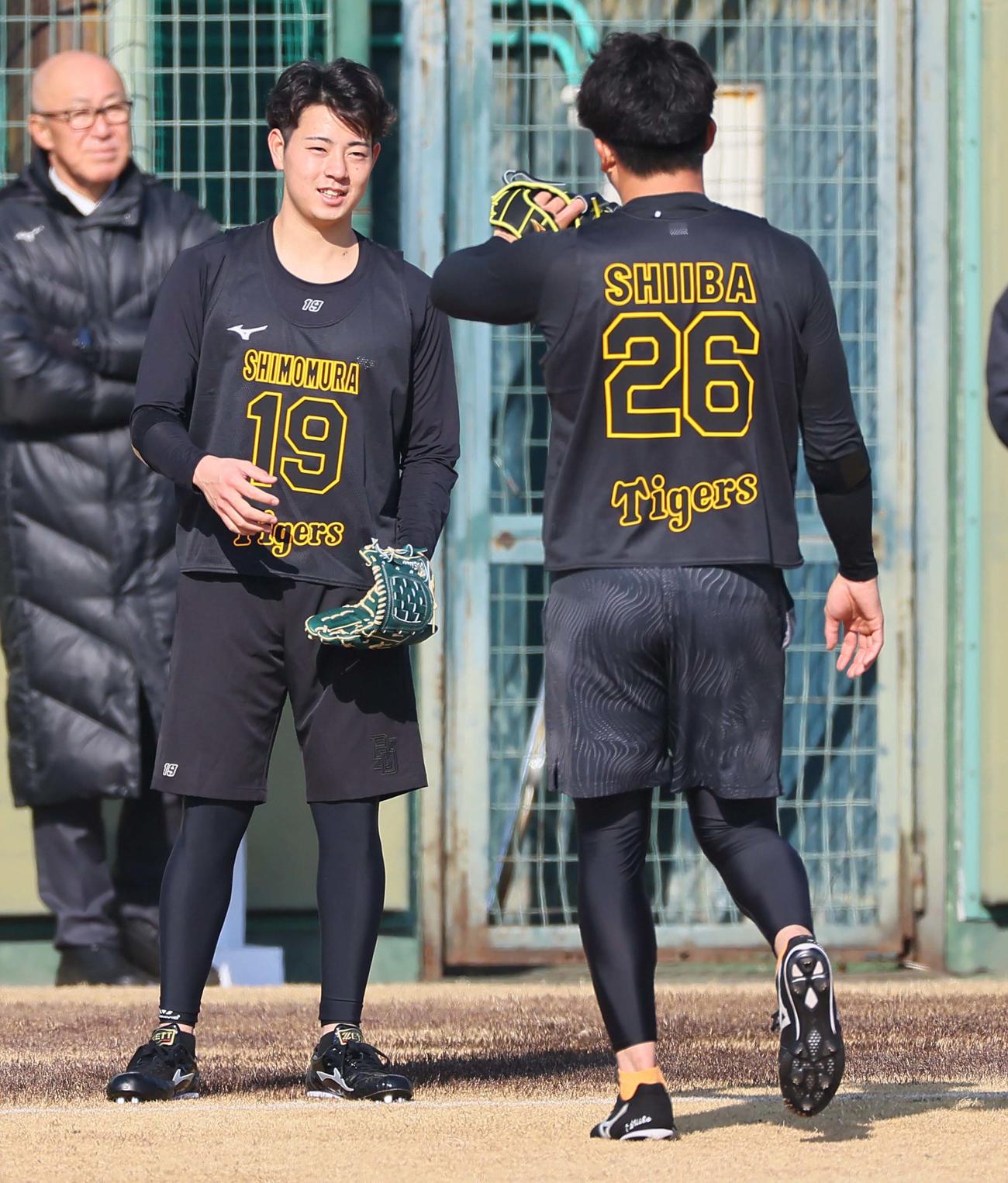 ドラフト1位・下村（左）はドラフト2位椎葉とのキャッチボールを終え笑顔を見せる（撮影・上田博志）