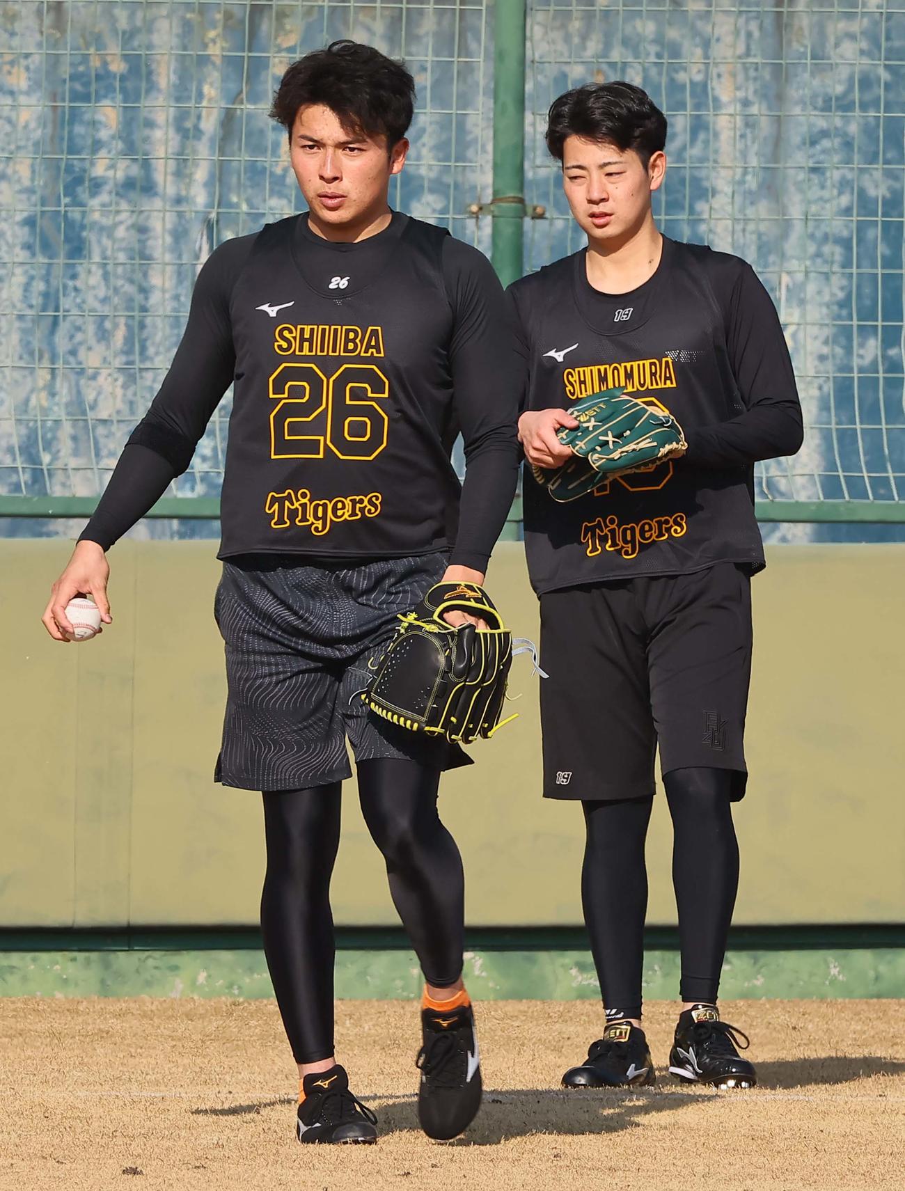 ドラフト1位・下村（右）とキャッチボールをする椎葉（撮影・上田博志）