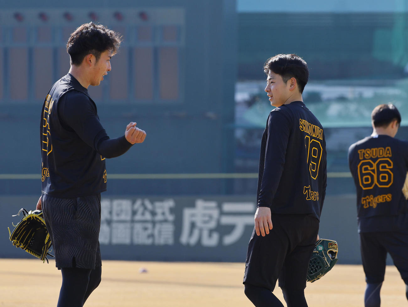新人合同自主トレでキャッチボールを終え、言葉を交わす椎葉（左）と下村（撮影・藤尾明華）