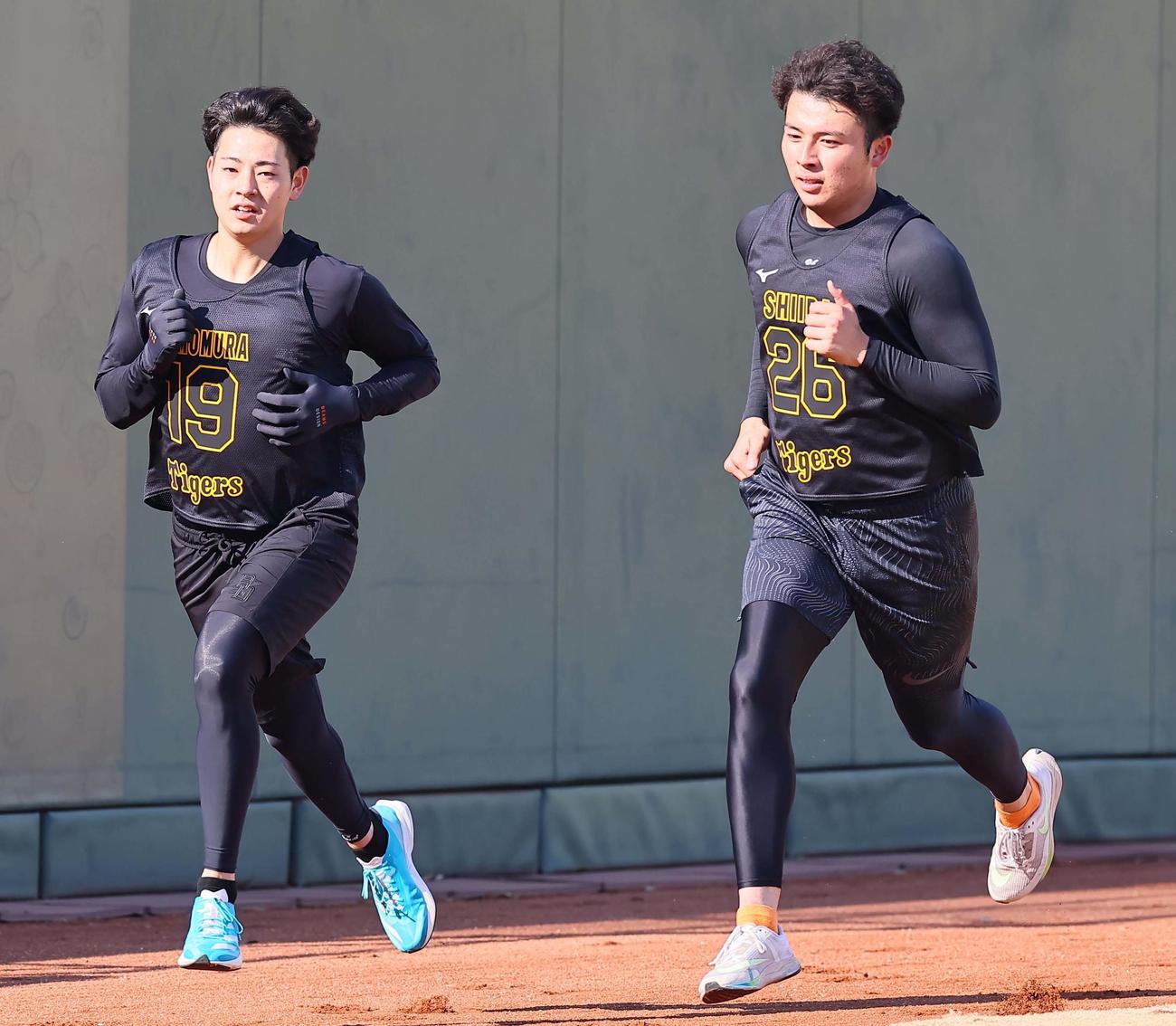 下村（左）とランニングする椎葉（撮影・上田博志）
