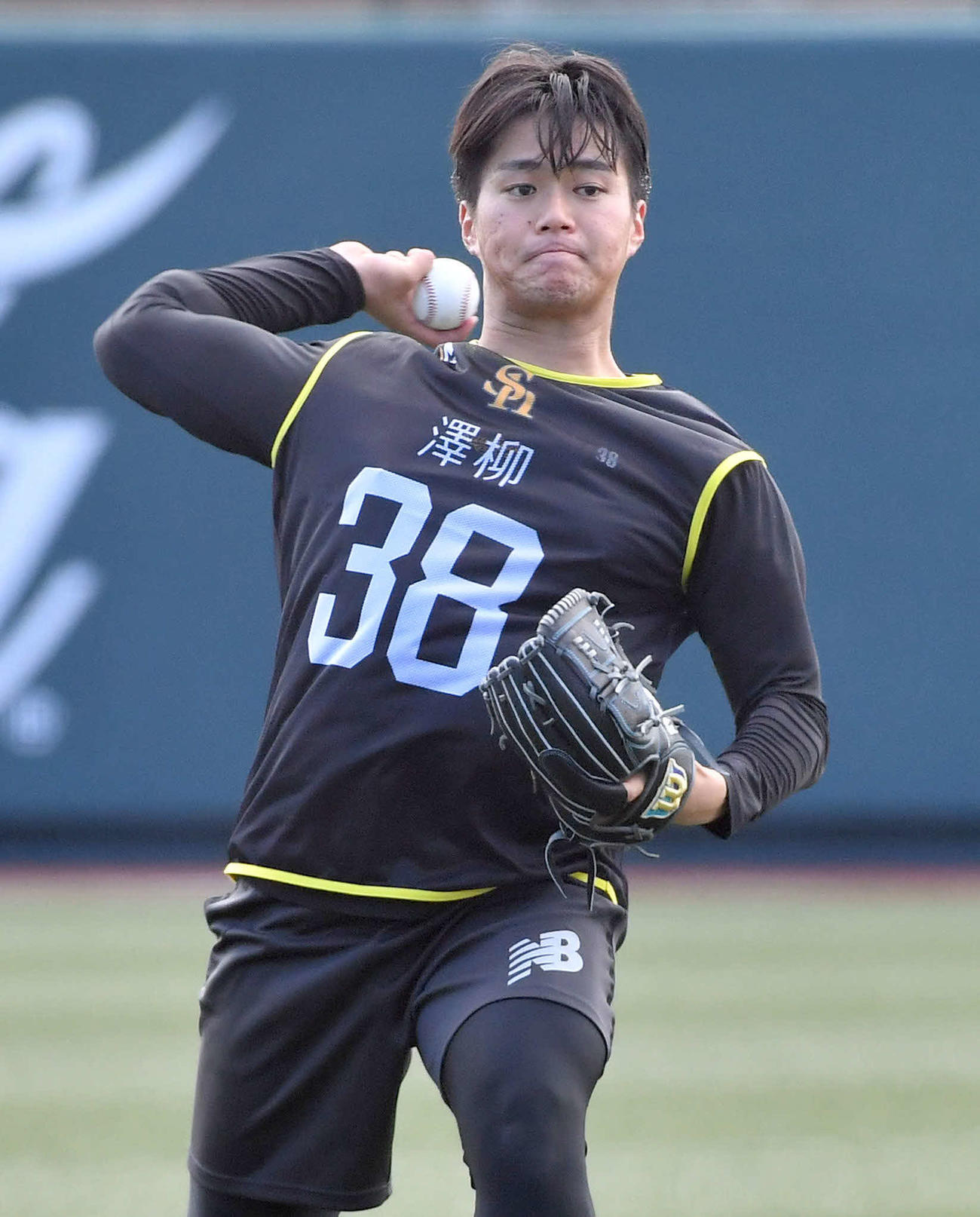キャッチボールを行う沢柳亮太郎（撮影・岩下翔太）