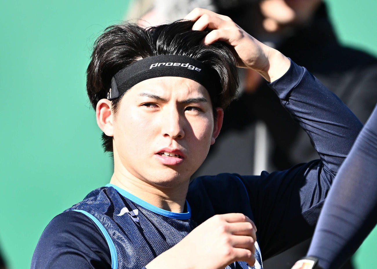 西武新人合同自主トレでヘアバンドを付けるドラフト1位の国学院大・武内（撮影・滝沢徹郎）