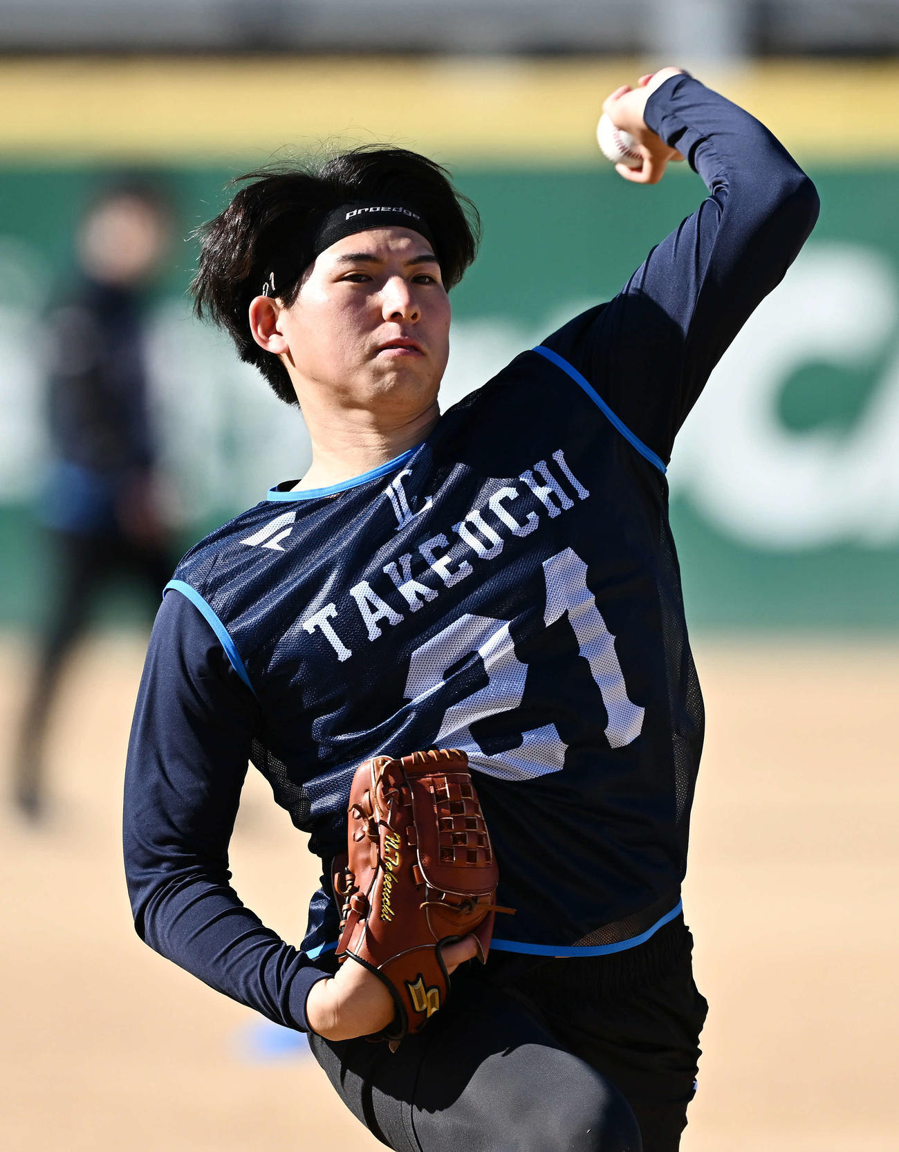 西武新人合同自主トレでキャッチボールするドラフト1位の国学院大・武内（撮影・滝沢徹郎）