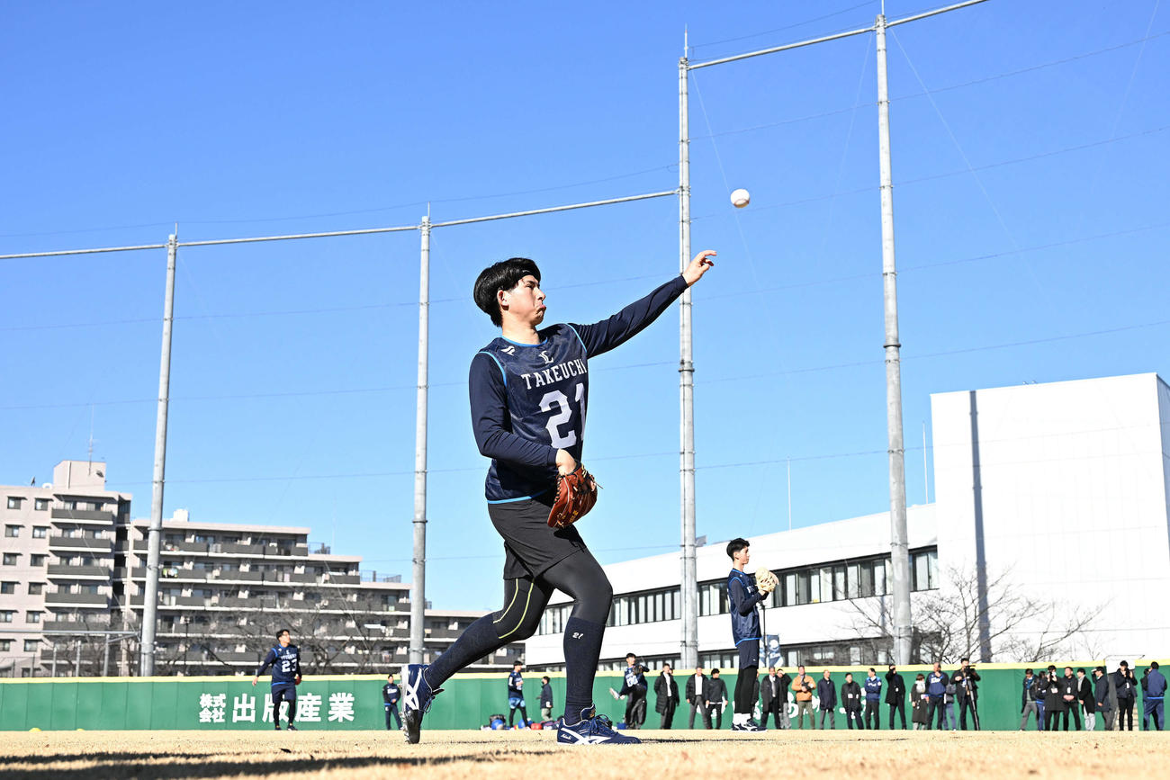 西武新人合同自主トレでキャッチボールするドラフト1位の国学院大・武内（撮影・滝沢徹郎）