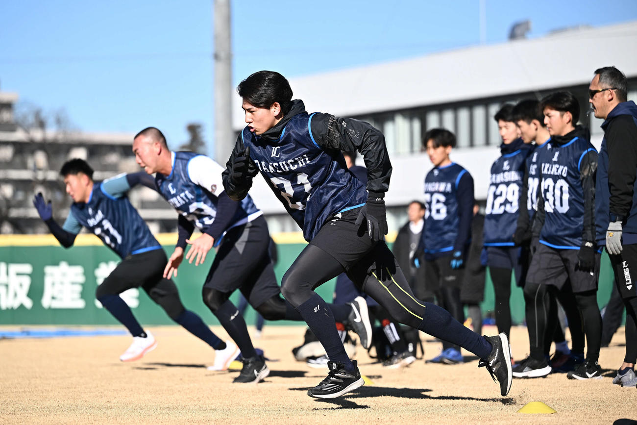 西武新人合同自主トレでダッシュするドラフト1位の国学院大・武内（手前）ら（撮影・滝沢徹郎）