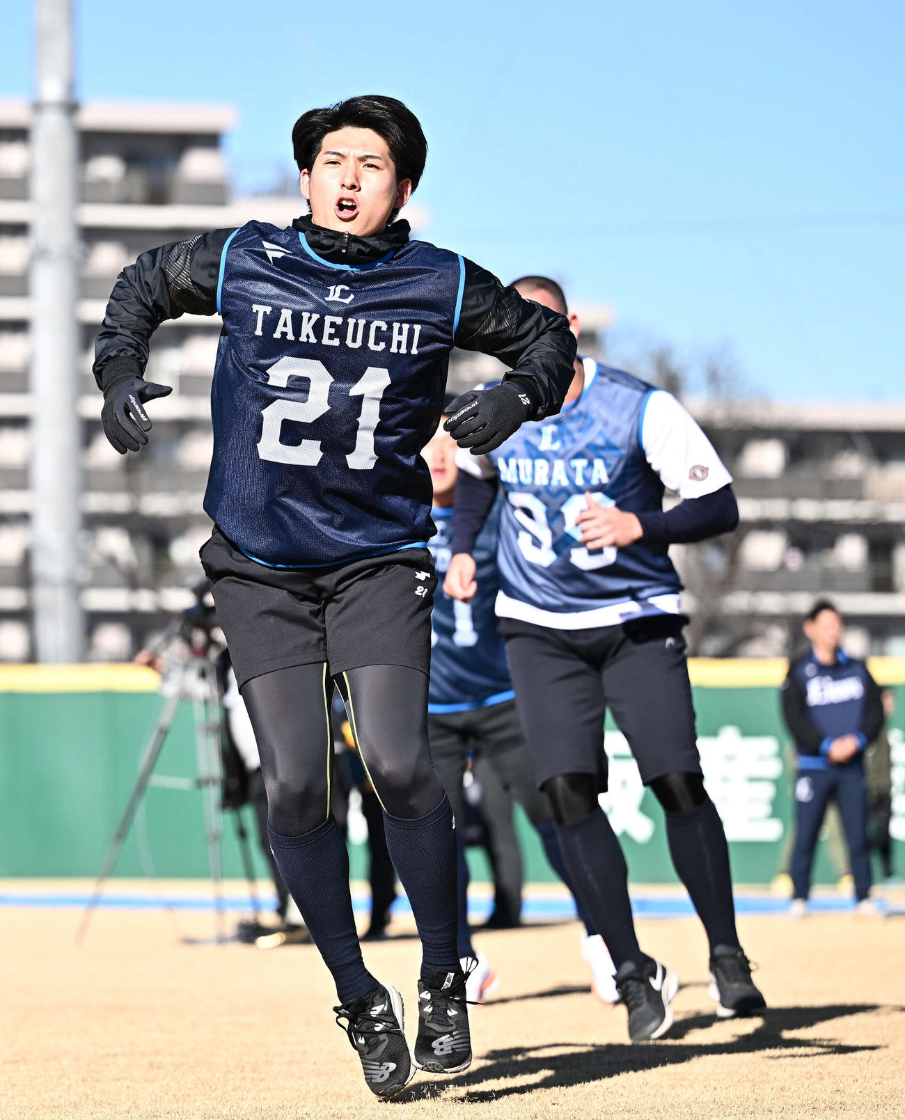 西武新人合同自主トレでトレーニングするドラフト1位の国学院大・武内（手前）（撮影・滝沢徹郎）
