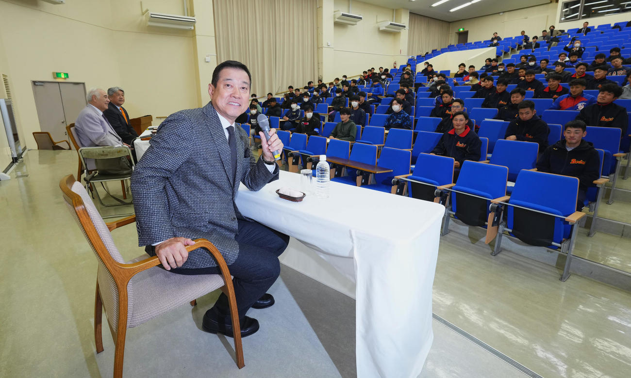 国際武道大学で講義をする原オーナー付特別顧問（撮影・菅敏）