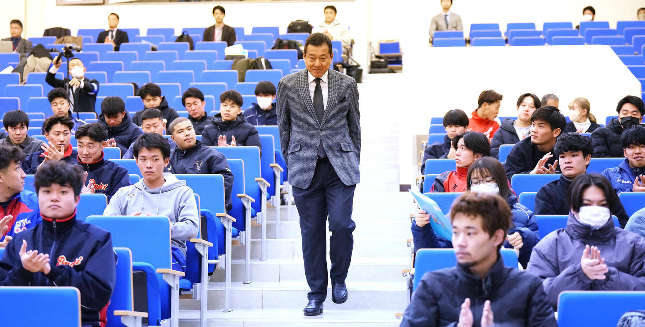 国際武道大学で講義をする原オーナー付特別顧問（中央）は、生徒たちに拍手で迎えられる（撮影・菅敏）