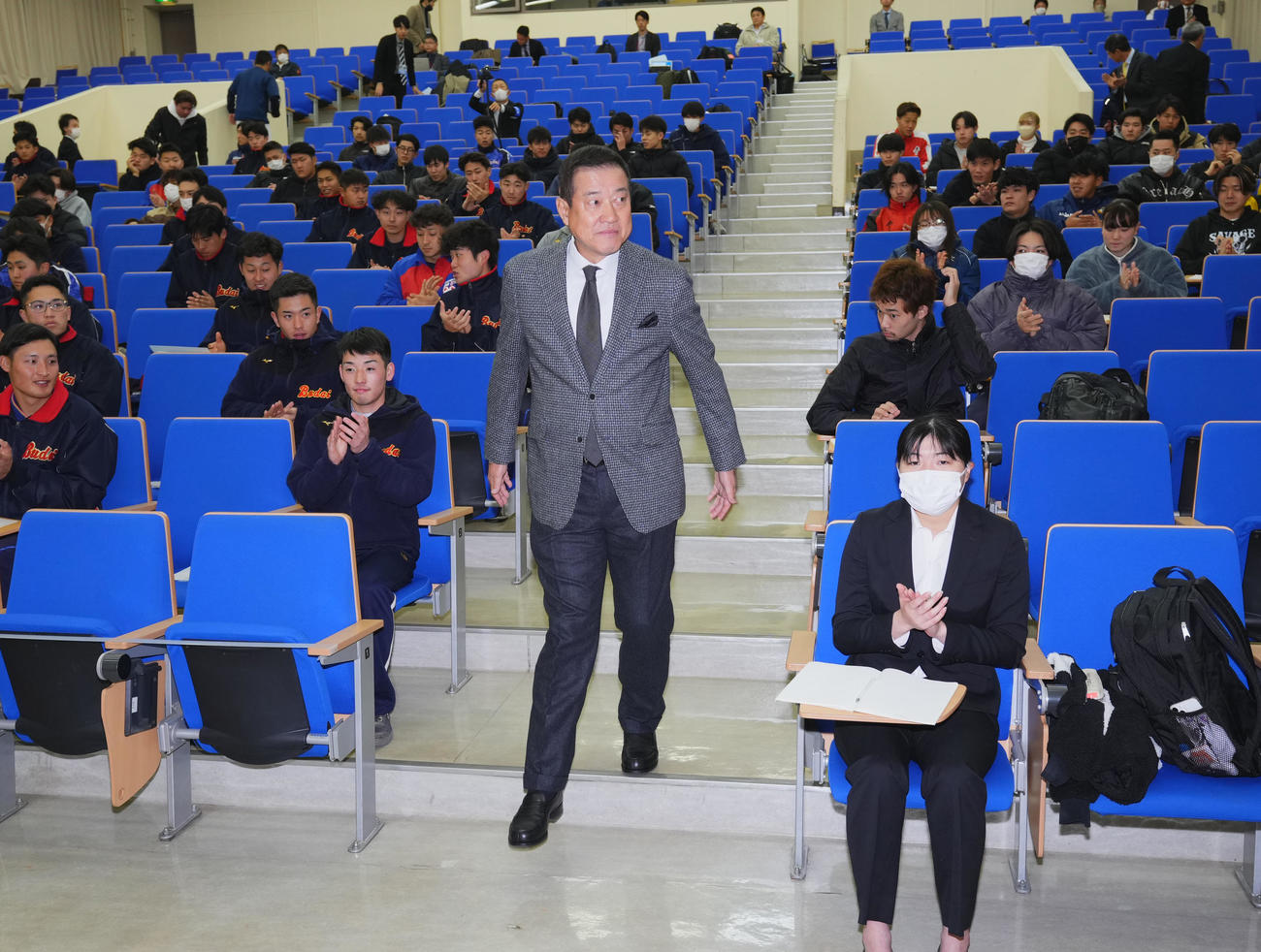 国際武道大学で講義をする原オーナー付特別顧問（中央）は、生徒たちに拍手で迎えられる（撮影・菅敏）