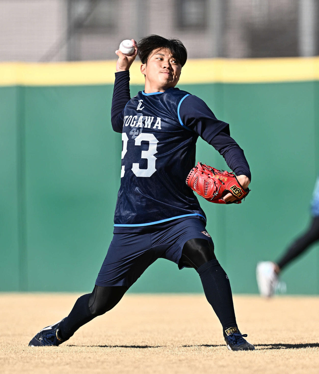 西武新人合同自主トレでキャッチボールするドラフト7位のENEOS・糸川（撮影・滝沢徹郎）