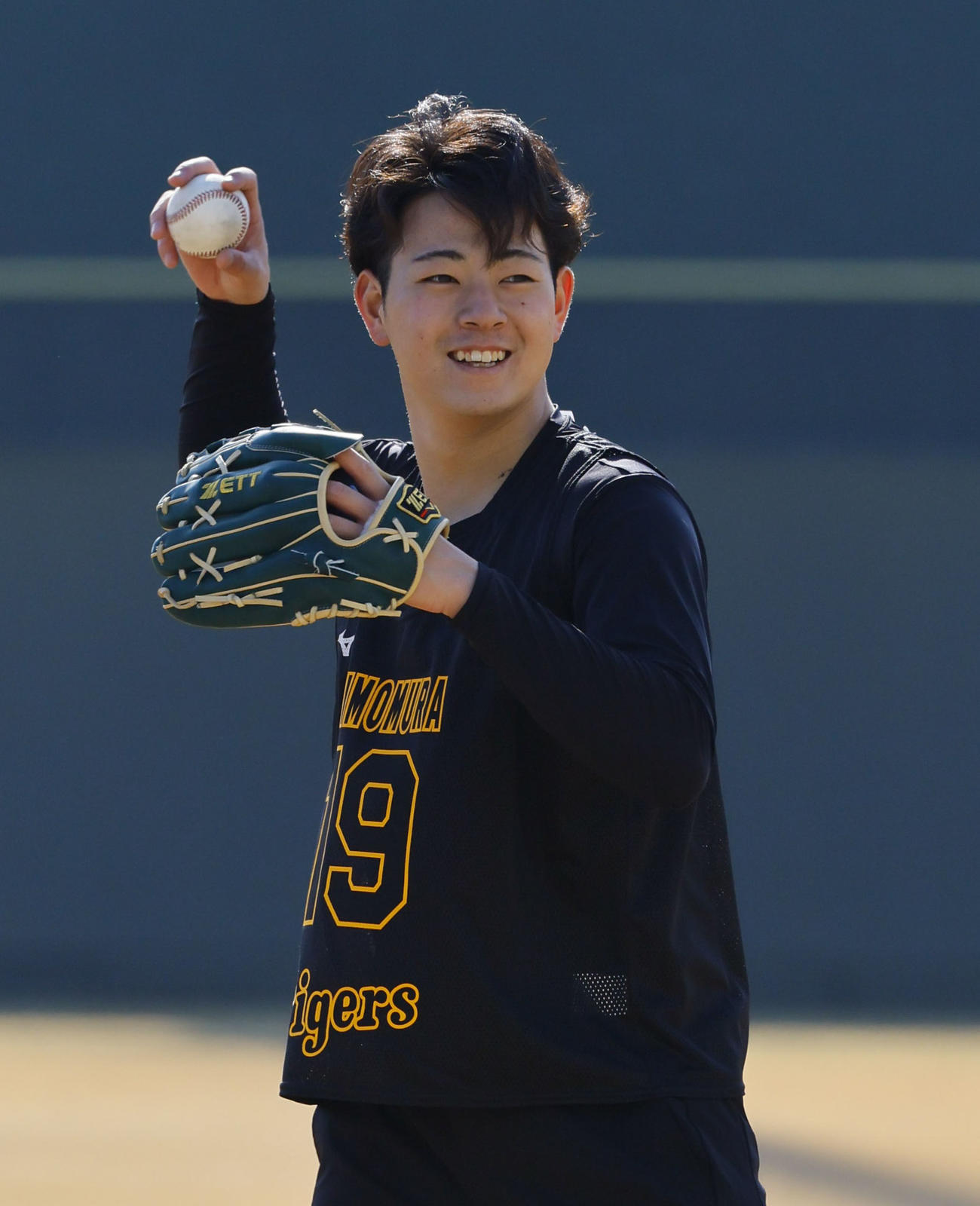 新人合同自主トレのトス打撃で笑顔を見せる下村（撮影・藤尾明華）