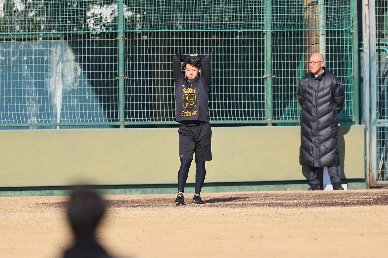 キャッチボールをするドラフト1位の下村海翔の連続写真（撮影・上田博志）
