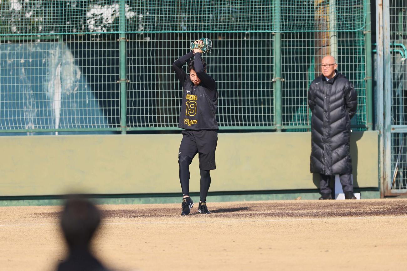 キャッチボールをするドラフト1位の下村海翔の連続写真（撮影・上田博志）