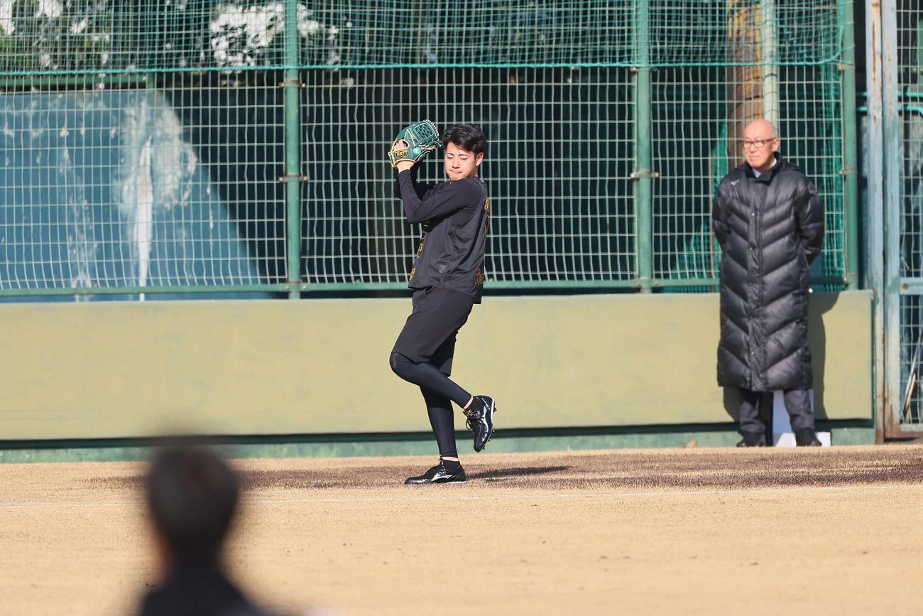 キャッチボールをするドラフト1位の下村海翔の連続写真（撮影・上田博志）