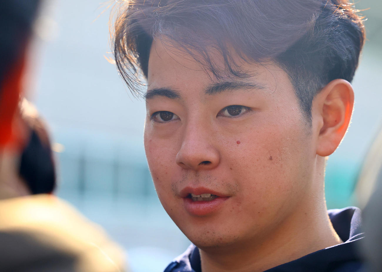 新人合同自主トレ初日を終え、取材に応じる下村（撮影・藤尾明華）