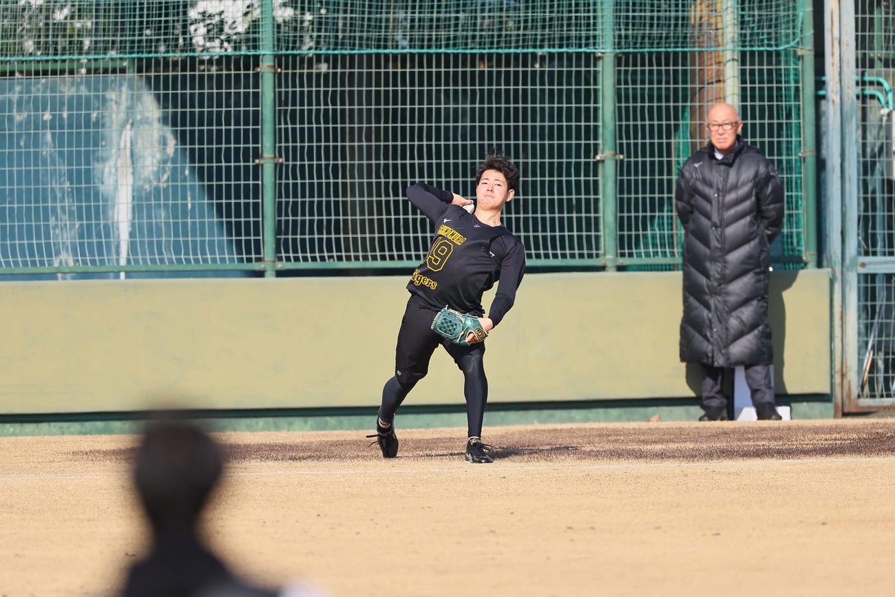 キャッチボールをするドラフト1位の下村海翔の連続写真（撮影・上田博志）