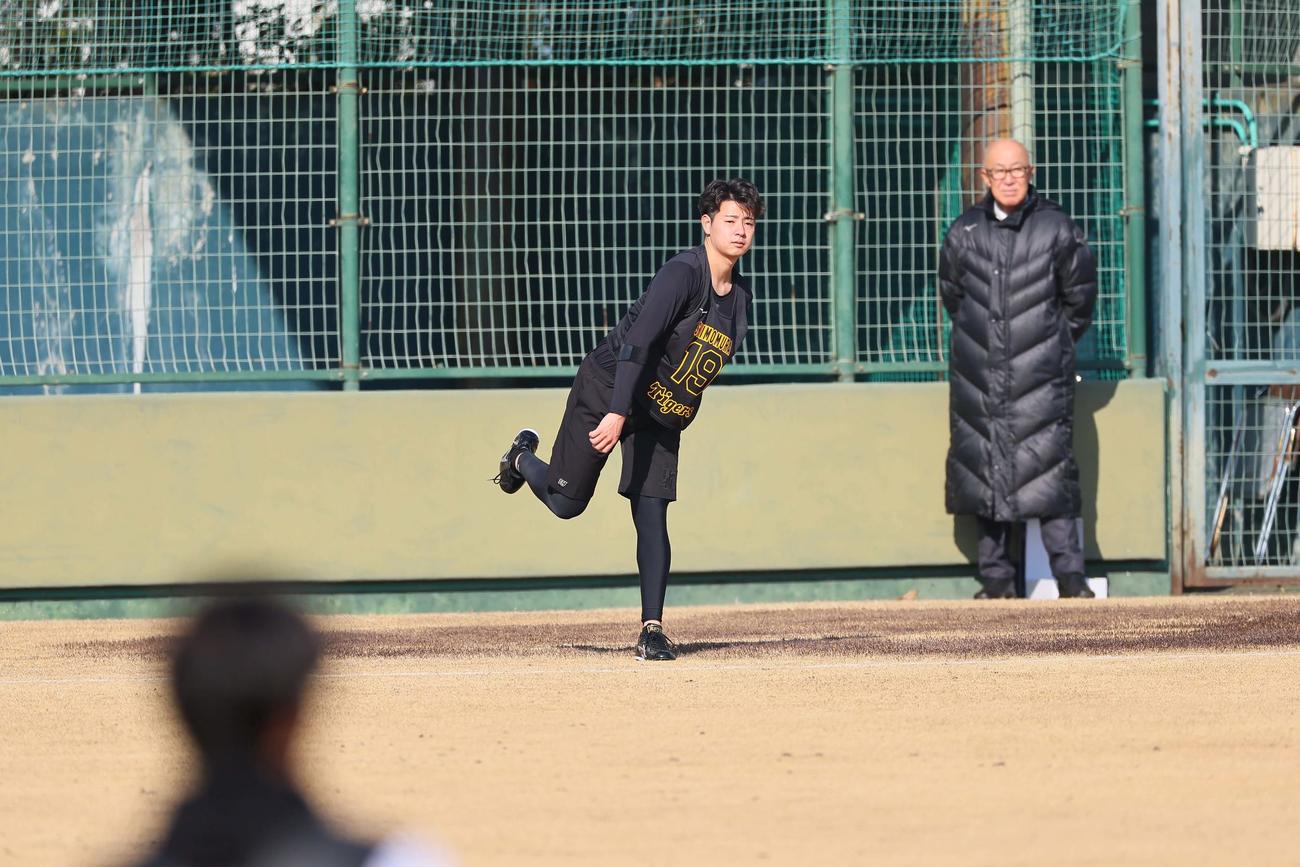 キャッチボールをするドラフト1位の下村海翔の連続写真（撮影・上田博志）