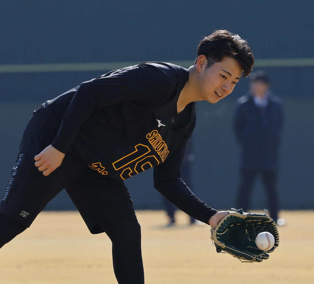 新人合同自主トレでトス打撃をする下村（撮影・藤尾明華）