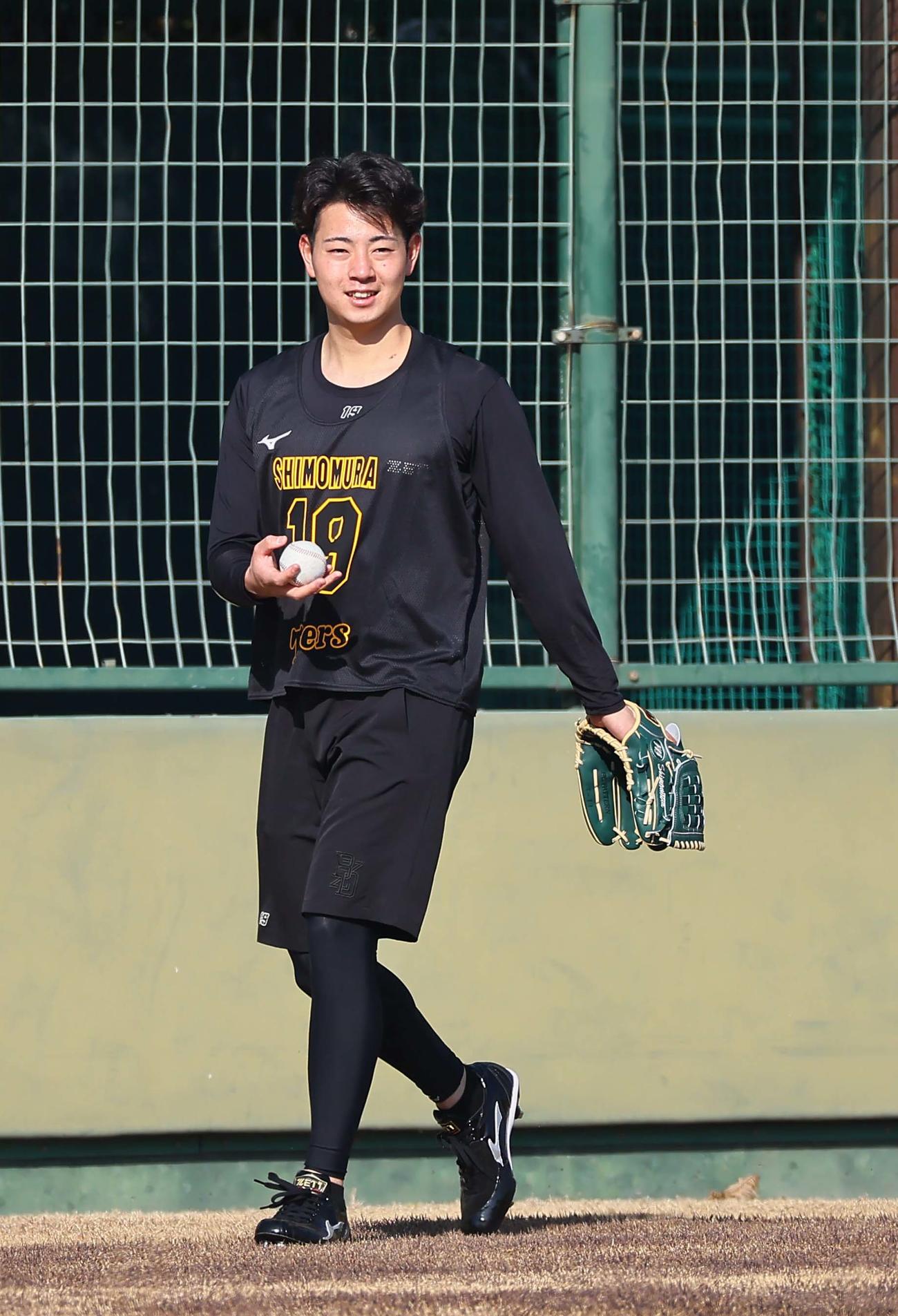 笑顔を見せながらキャッチボールをするドラフト1位の下村（撮影・上田博志）