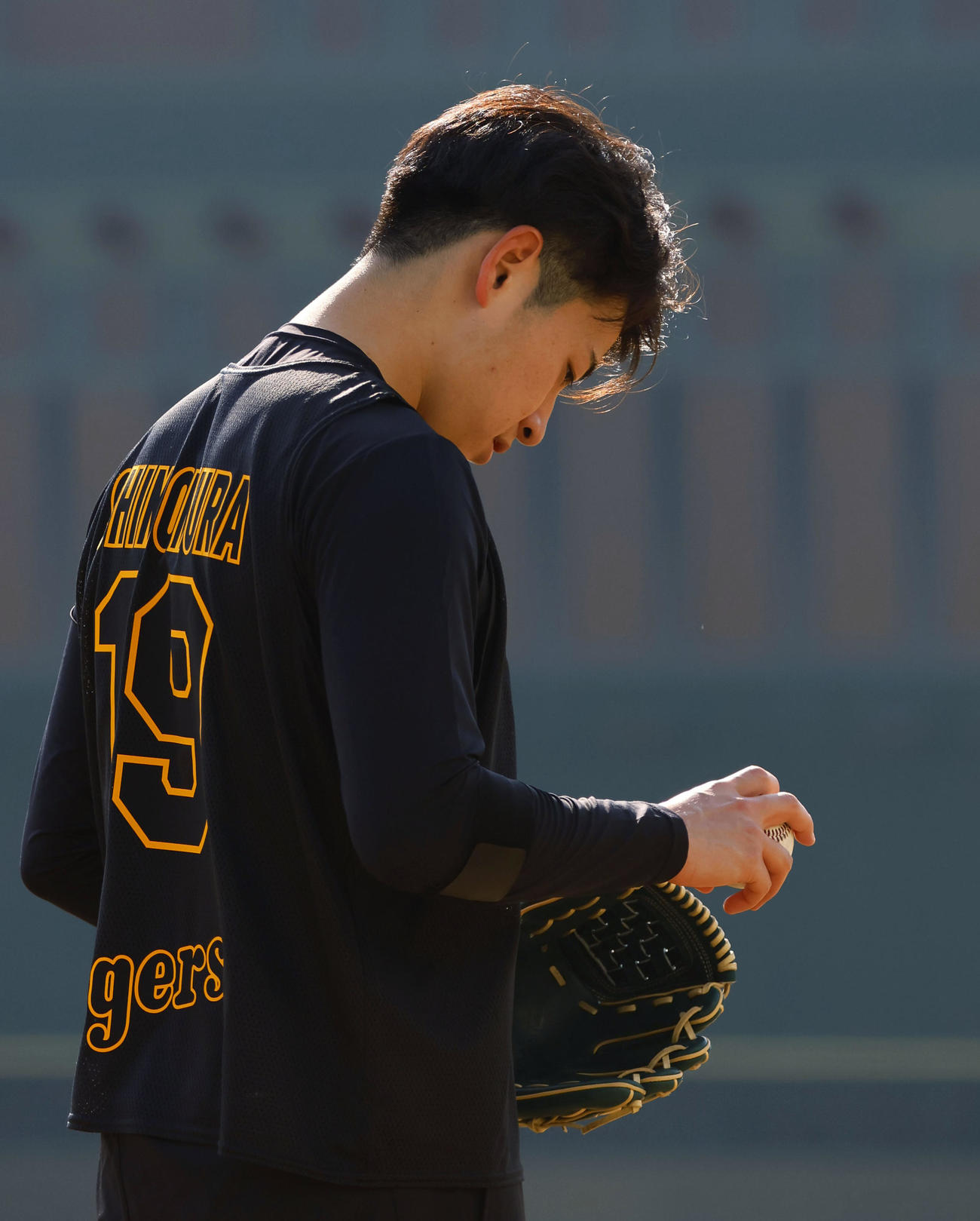 新人合同自主トレでキャッチボールをする下村（撮影・藤尾明華）