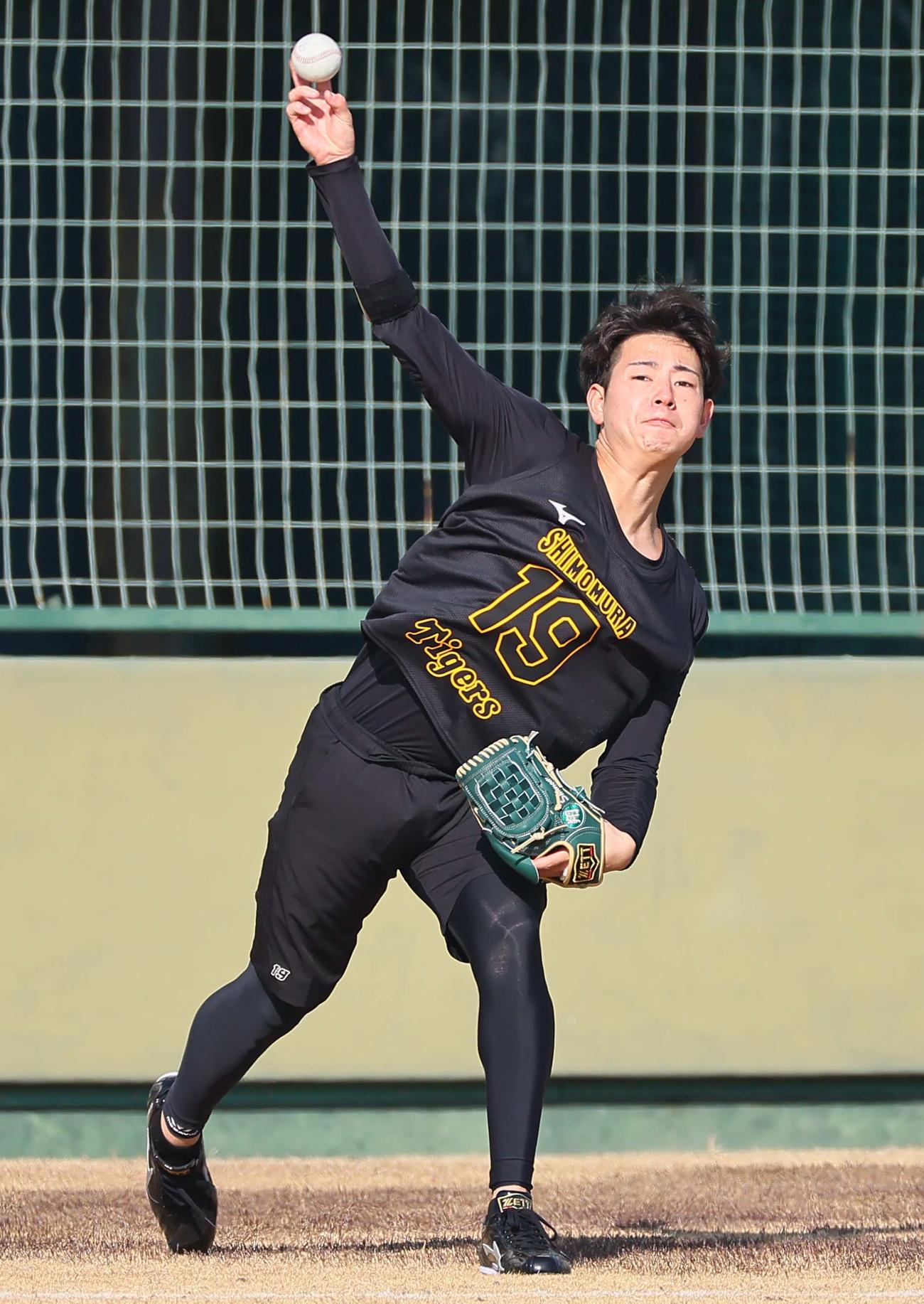 キャッチボールをするドラフト1位の下村（撮影・上田博志）