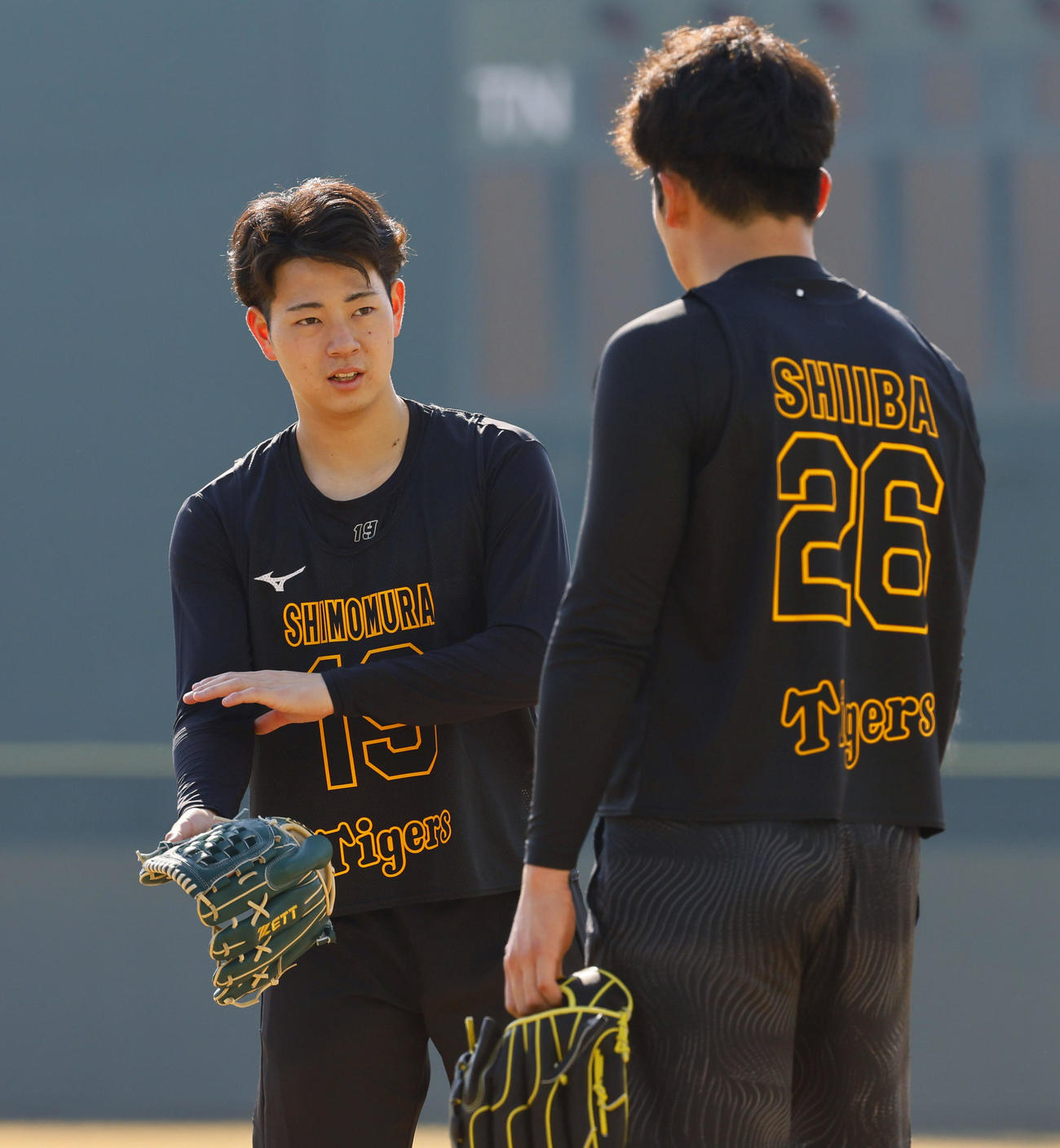 新人合同自主トレで椎葉（右）と話す下村（撮影・藤尾明華）