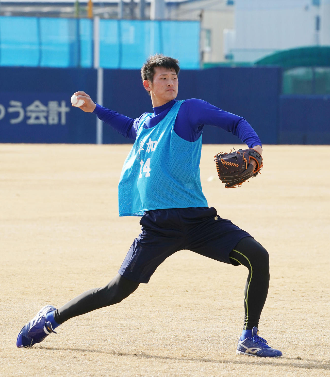 キャッチボールをする中日草加（撮影・森本幸一）